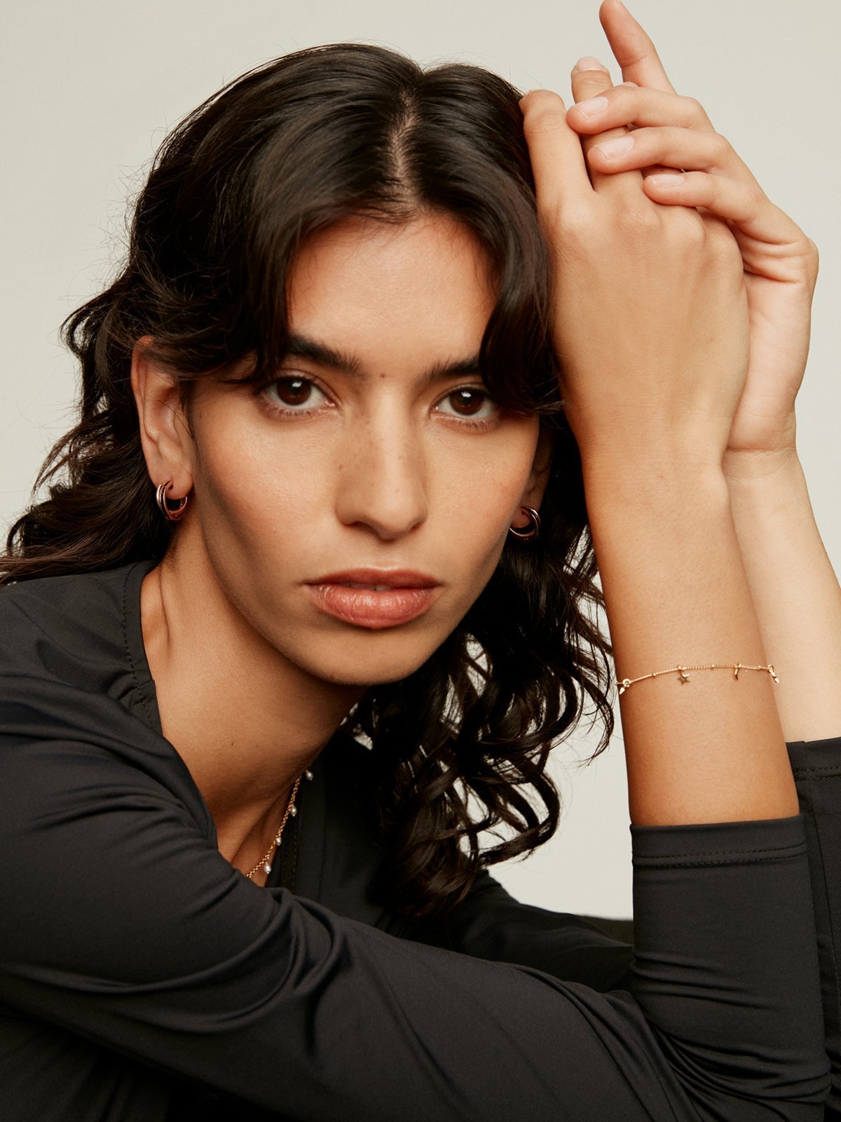 Double hoop earrings made of 925 silver bathed in 18K rose gold with black spinels.