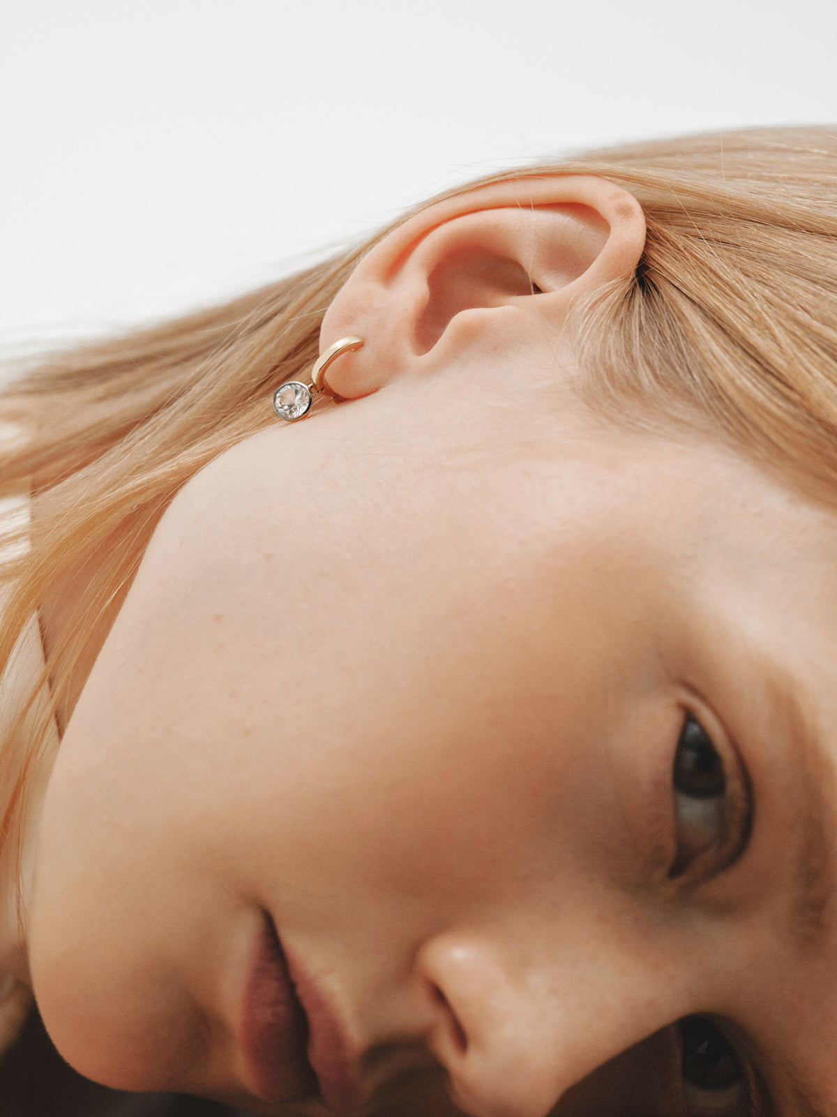 Two-tone hoop earrings in 925 silver plated in 18K yellow gold with white topaz