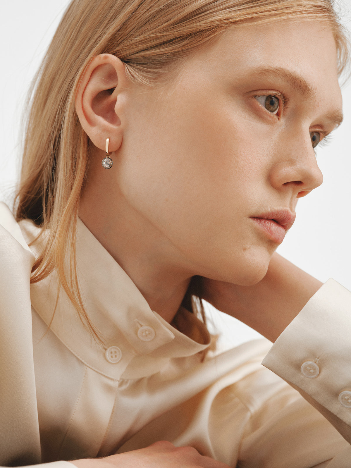 Two-tone hoop earrings in 925 silver plated in 18K yellow gold with white topaz
