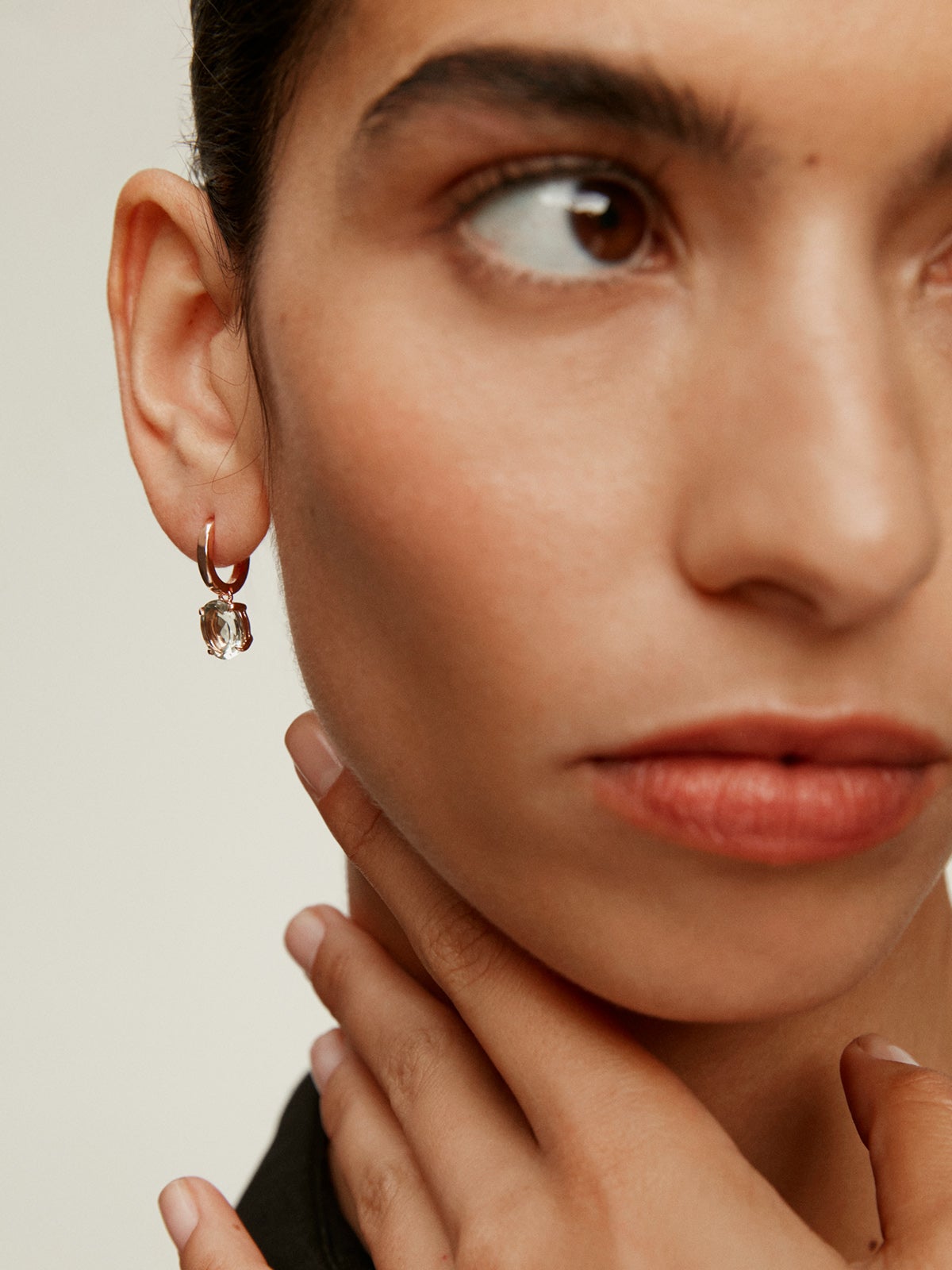 Medium-sized 925 silver hoop earrings bathed in 18K rose gold with green quartz.