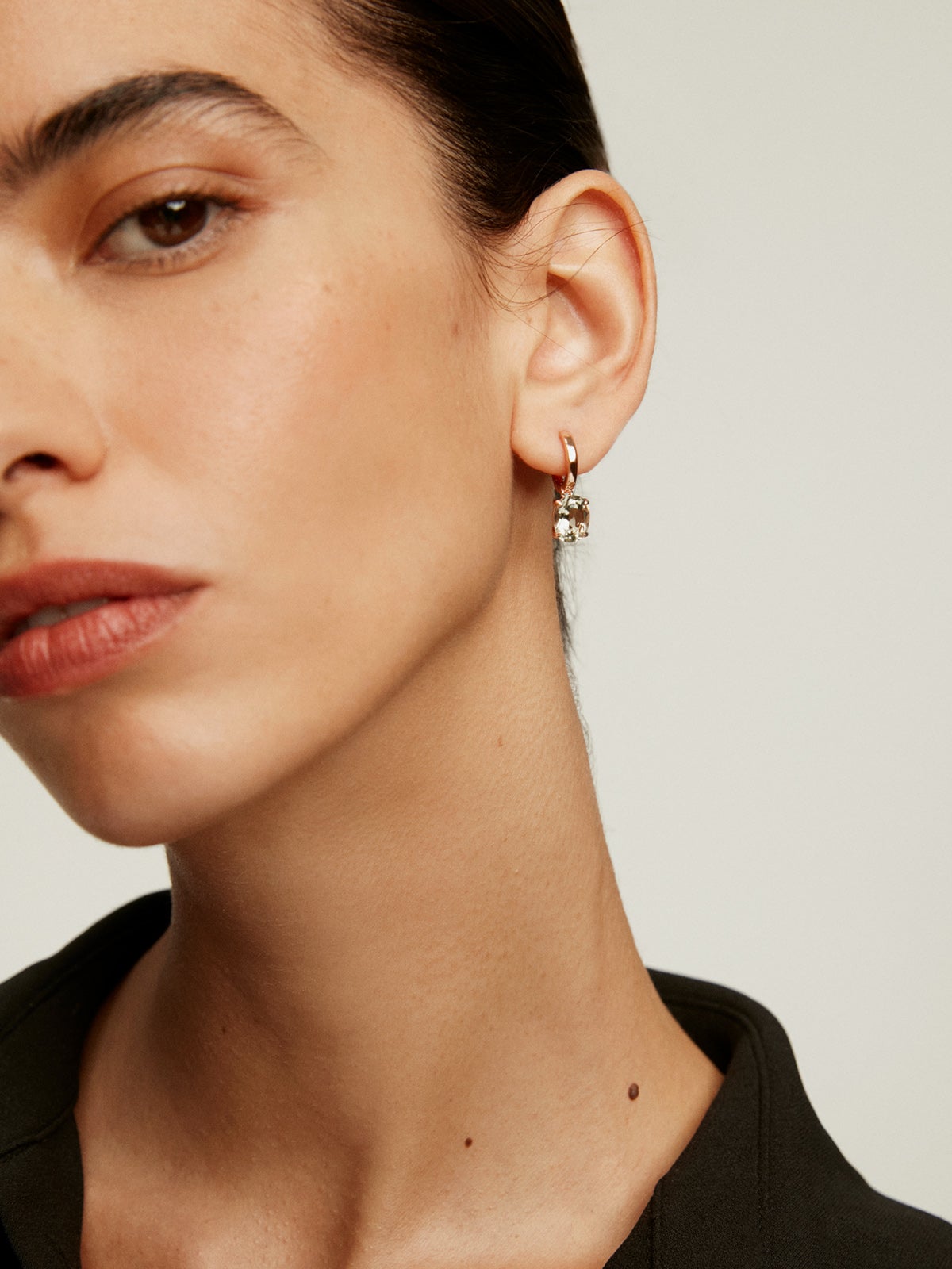 Medium-sized 925 silver hoop earrings bathed in 18K rose gold with green quartz.