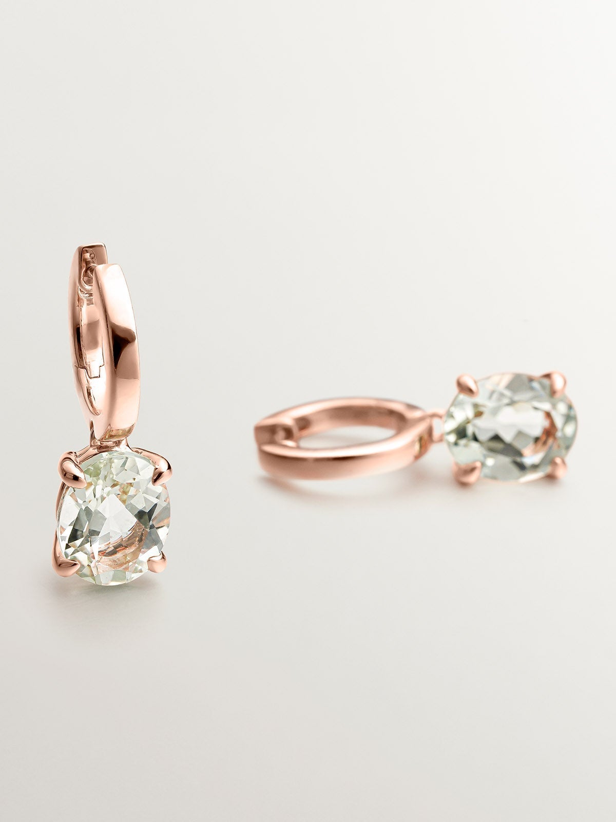 Medium-sized 925 silver hoop earrings bathed in 18K rose gold with green quartz.
