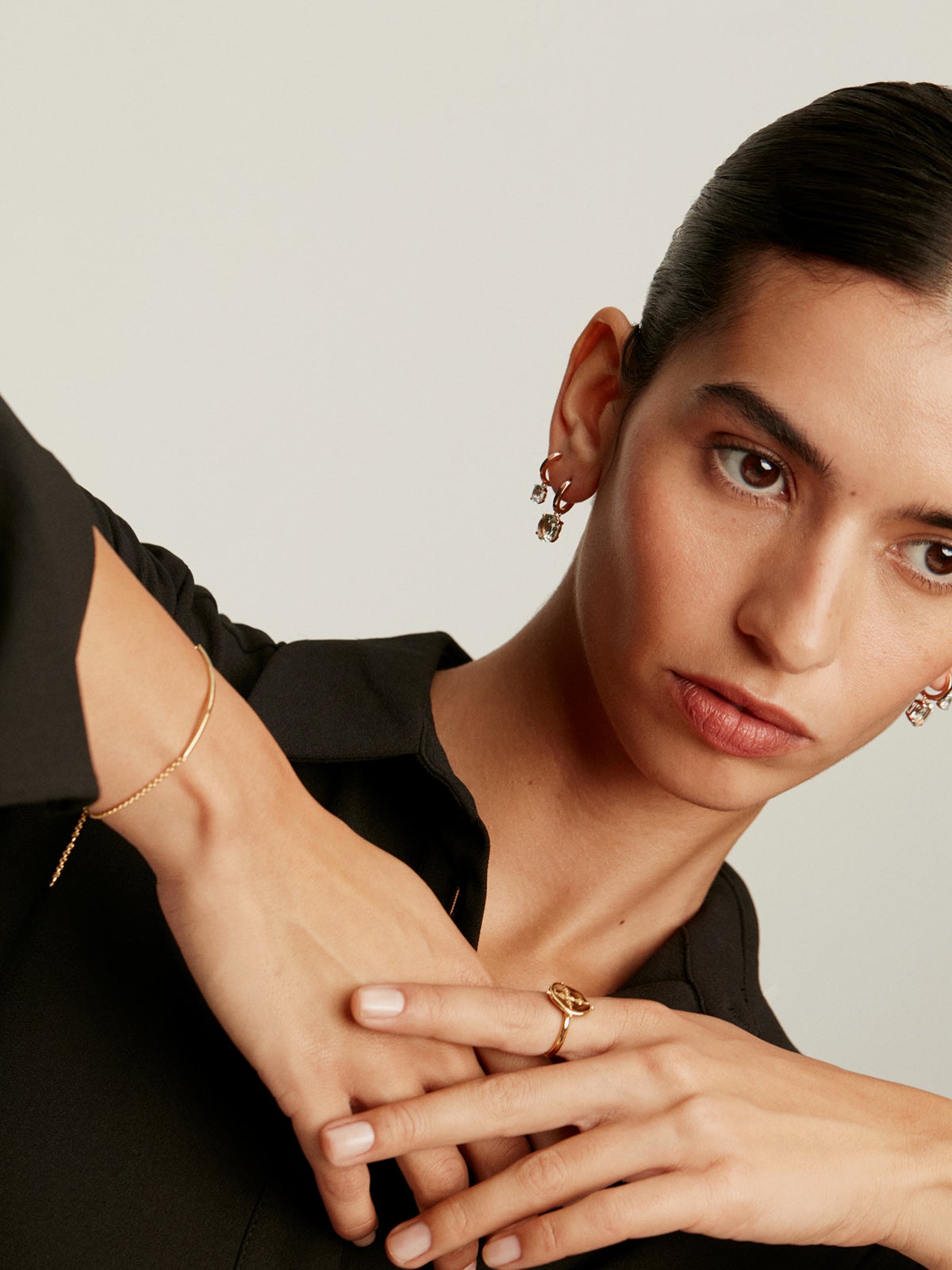 Medium-sized 925 silver hoop earrings bathed in 18K rose gold with green quartz.