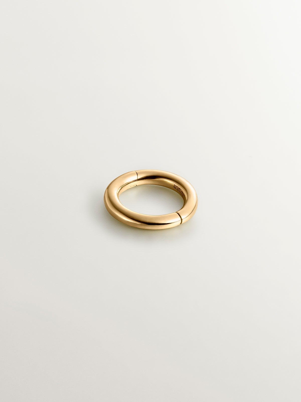 Small individual 9K yellow gold hoop earring.