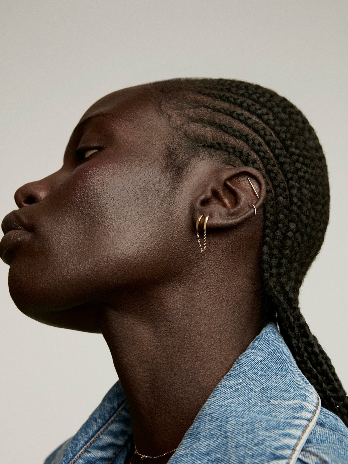 Small individual 9K yellow gold hoop earring.