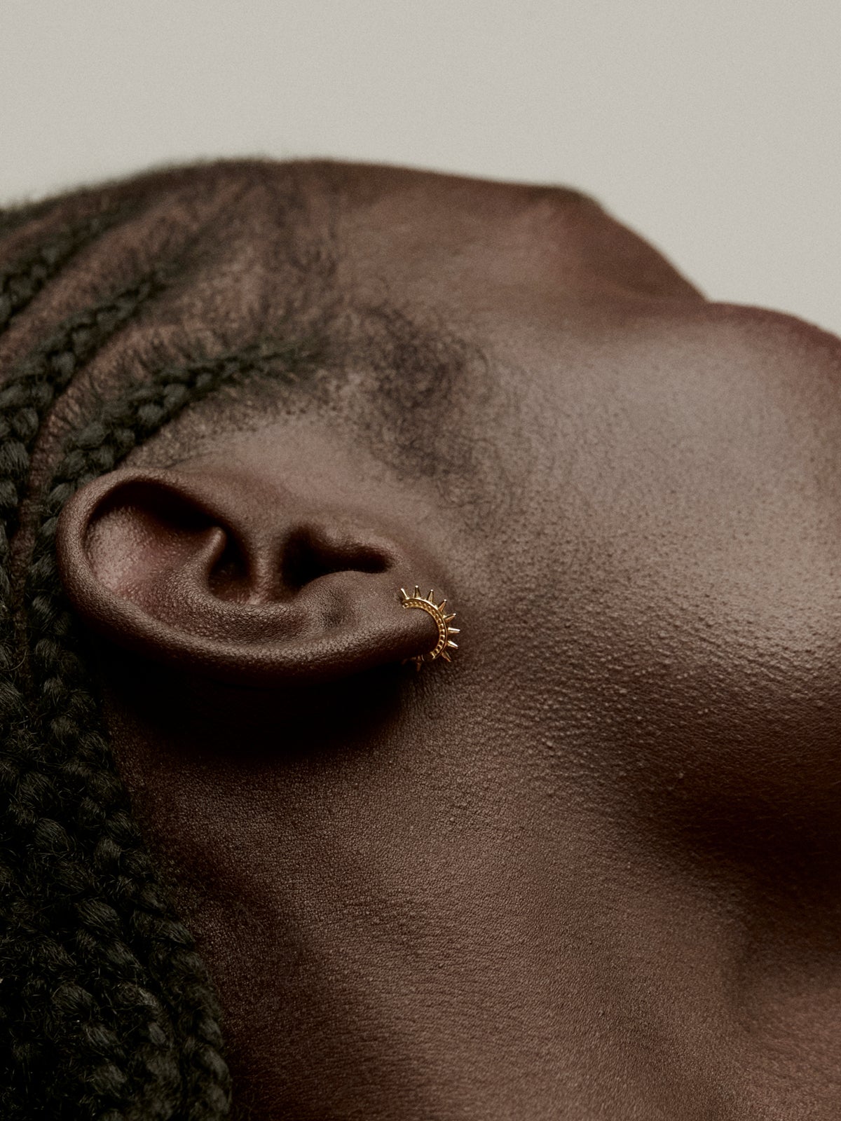 Single 9K yellow gold hoop earring with spikes and spheres