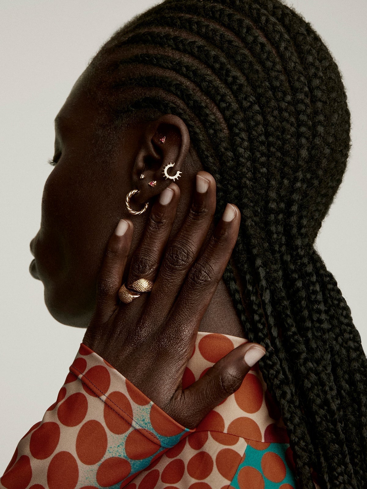 Single 9K yellow gold hoop earring with spikes and spheres