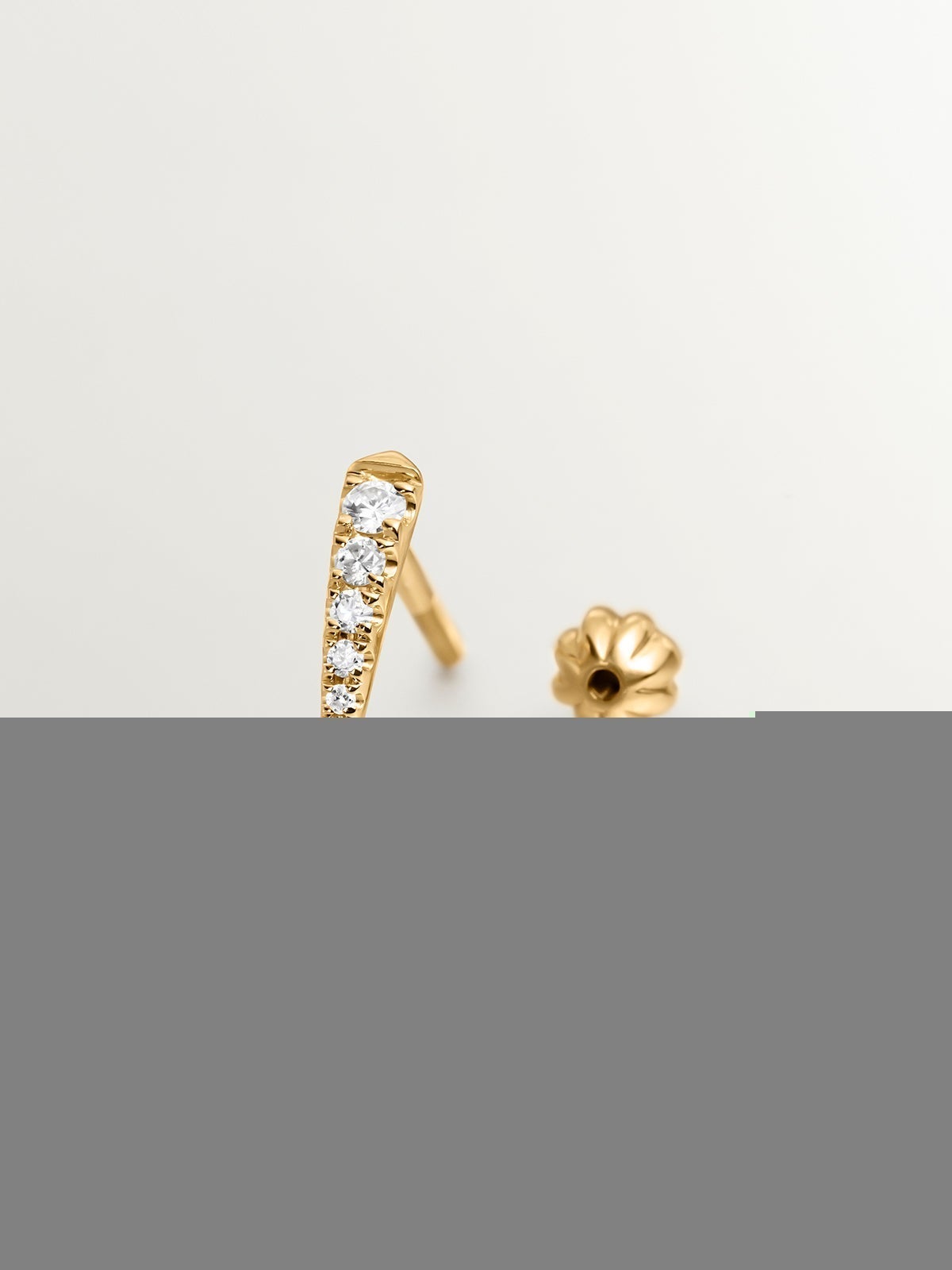 Individual 18K yellow gold earring with diamonds