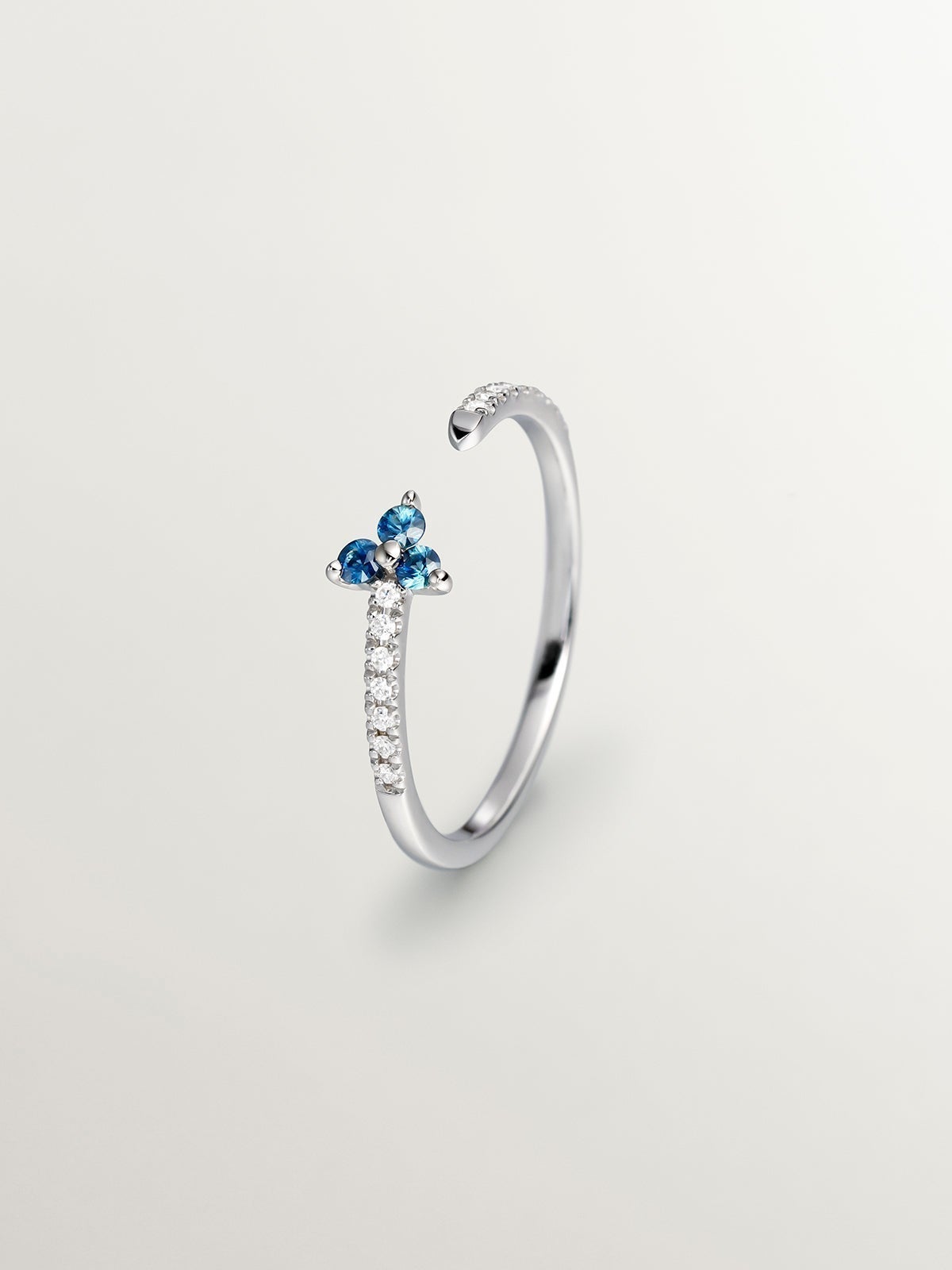 9K White Gold Ring with Diamonds and Blue Sapphire Clover