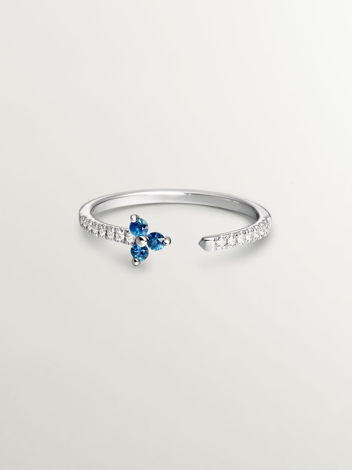 9K White Gold Ring with Diamonds and Blue Sapphire Clover