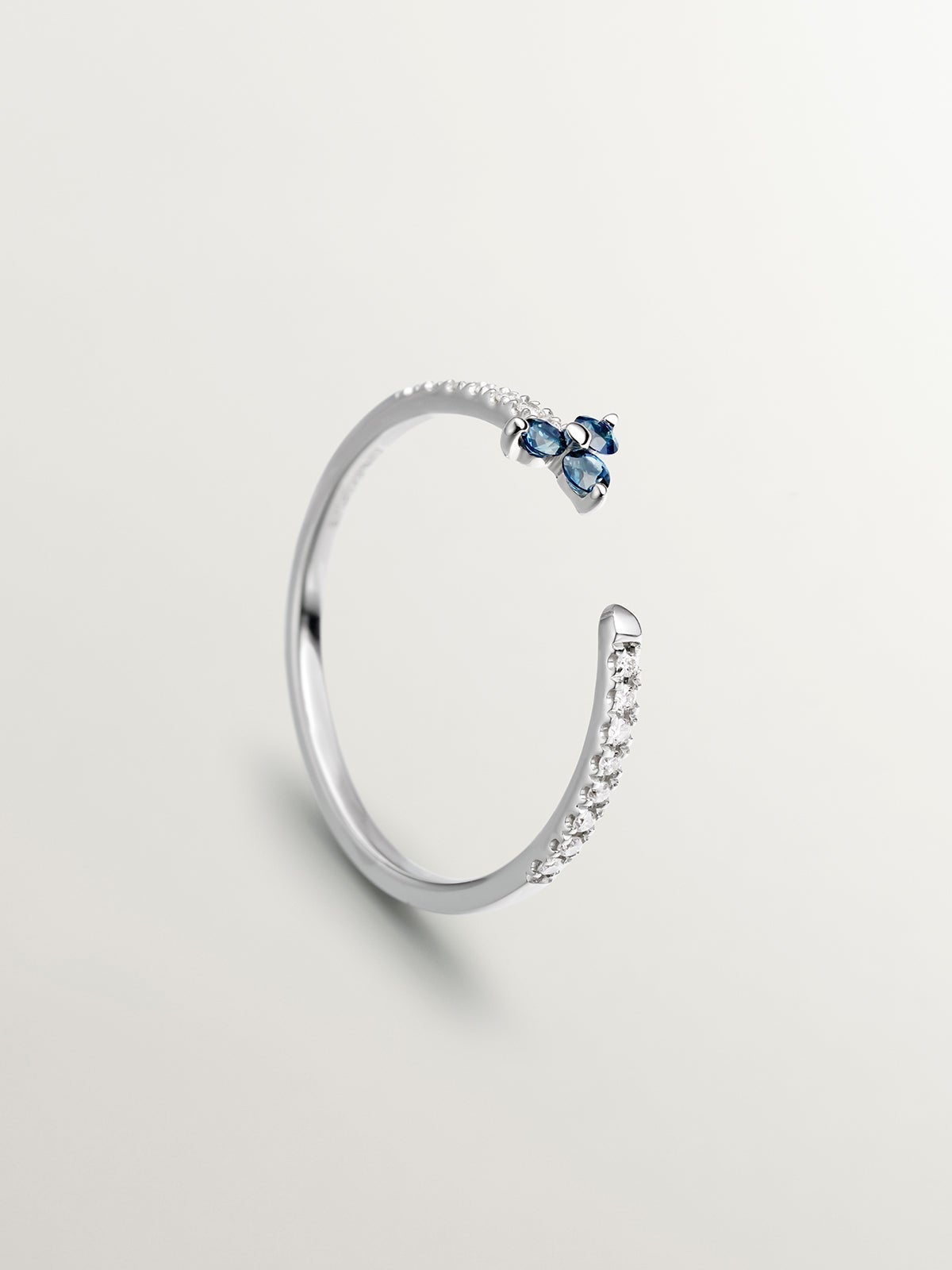 9K White Gold Ring with Diamonds and Blue Sapphire Clover