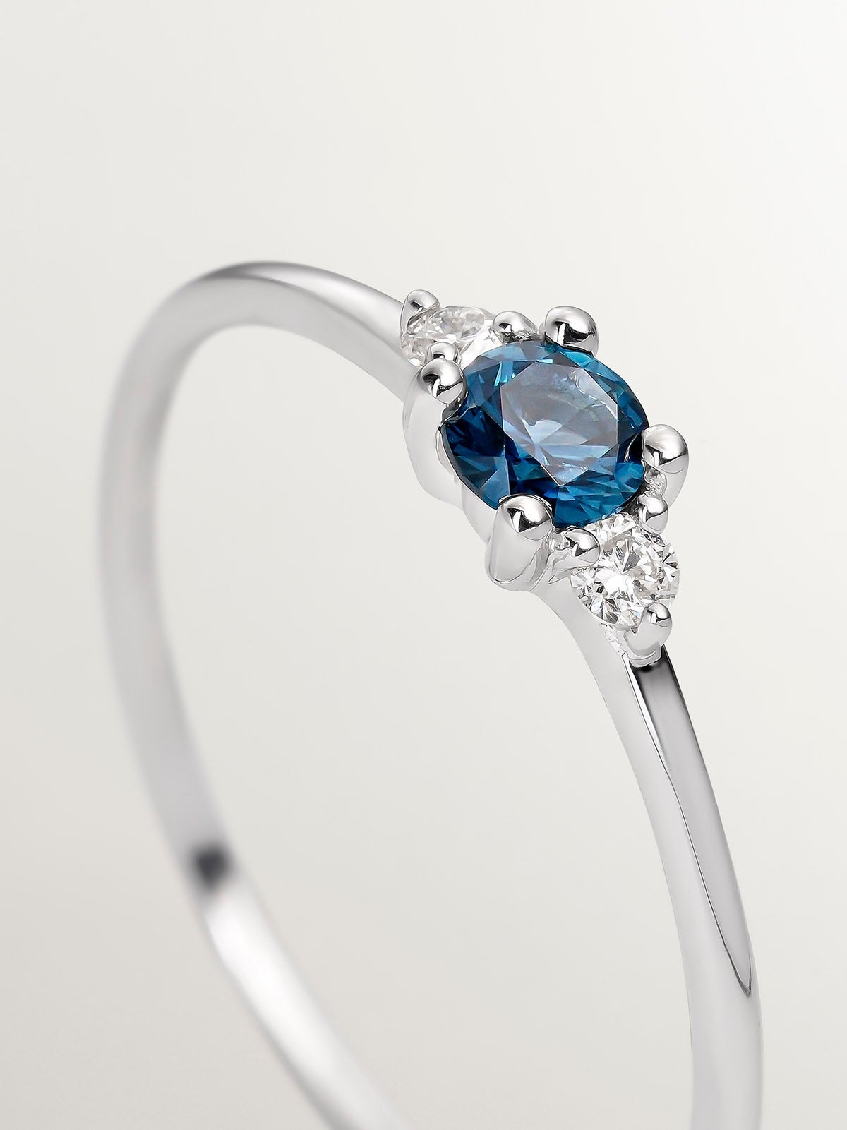 9K White Gold Ring with Blue Sapphire and Diamonds