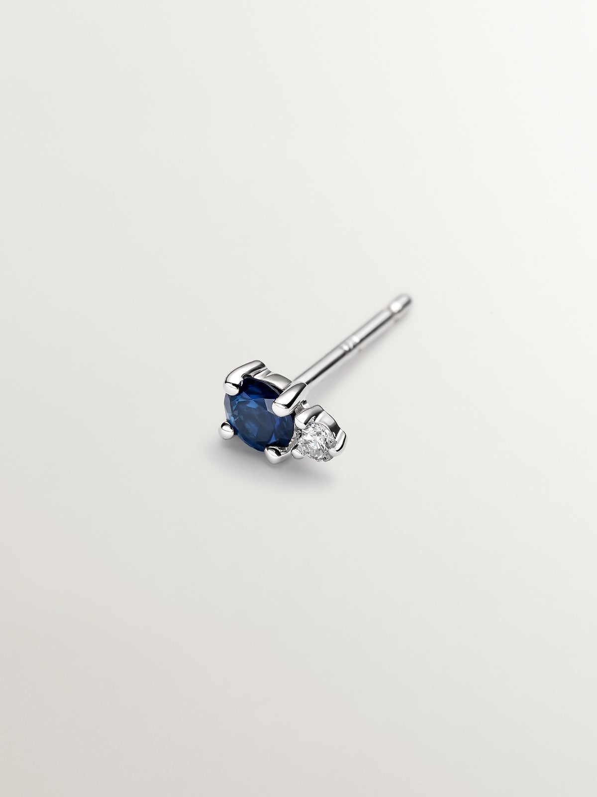 Individual 18K white gold earring with sapphire and diamond.
