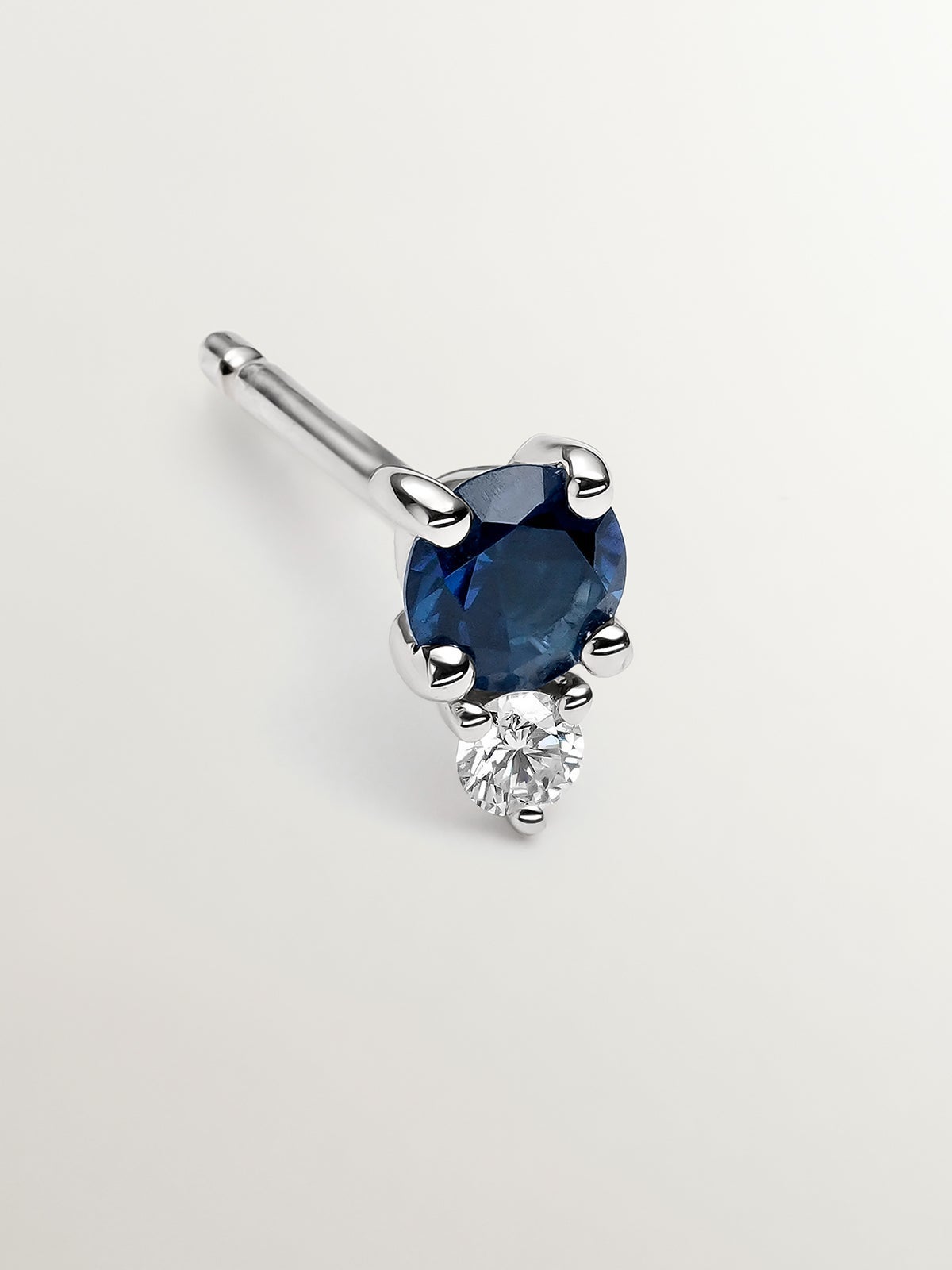 Individual 18K white gold earring with sapphire and diamond.