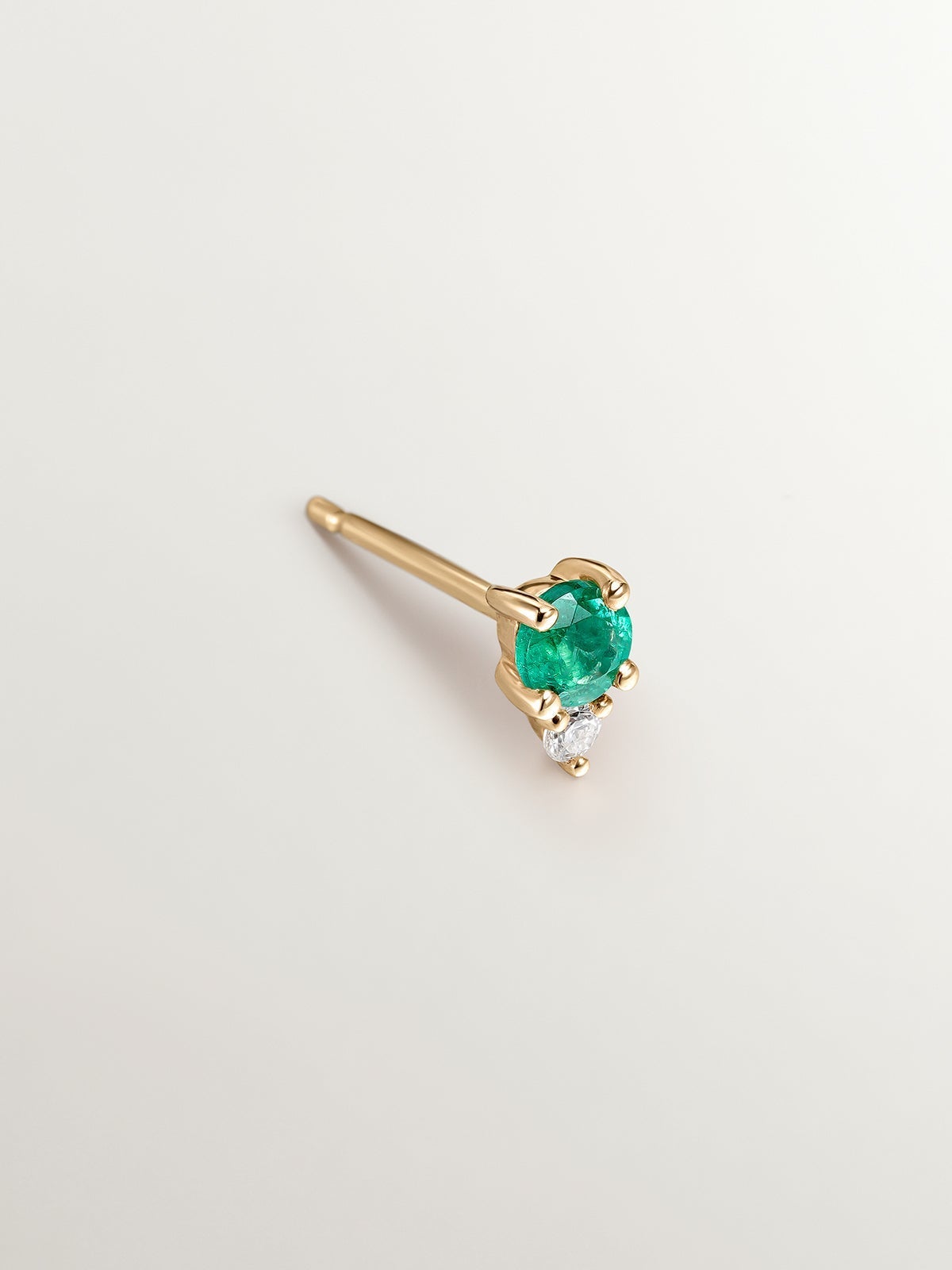 Individual 9K yellow gold earring with emerald and diamond.