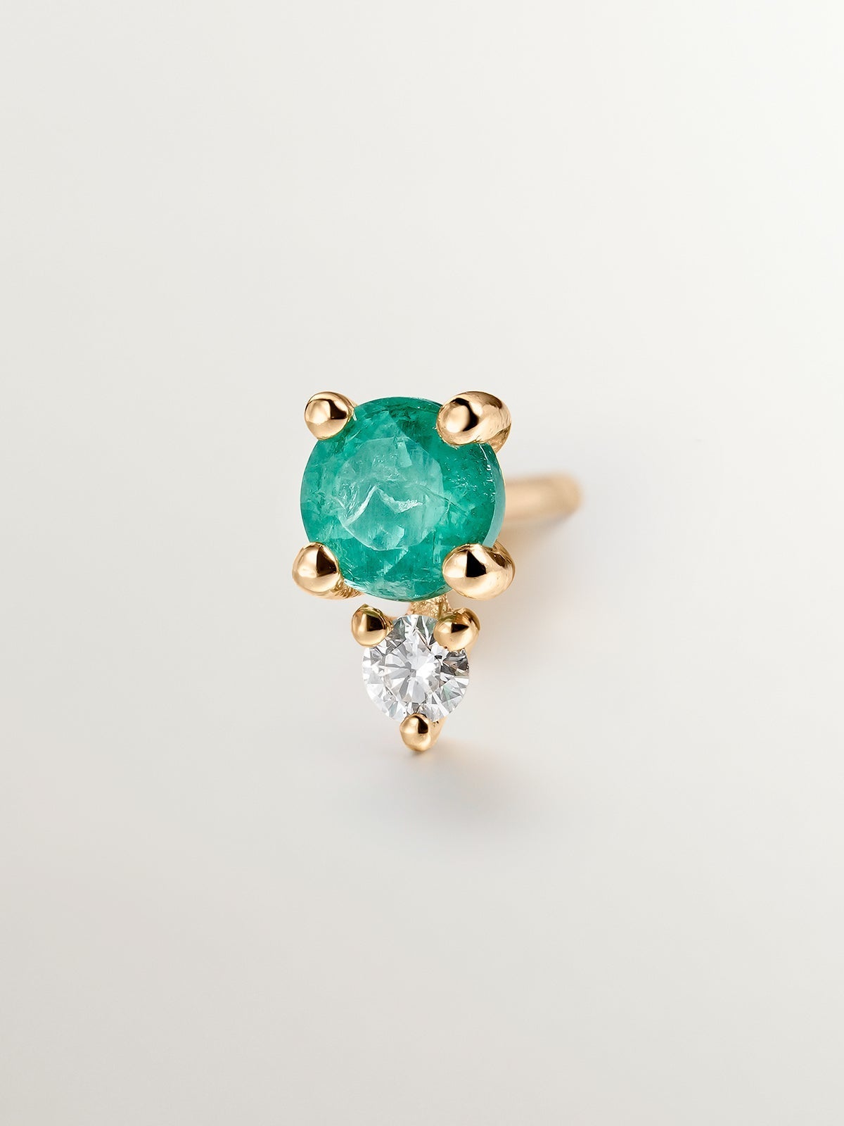Individual 9K yellow gold earring with emerald and diamond.