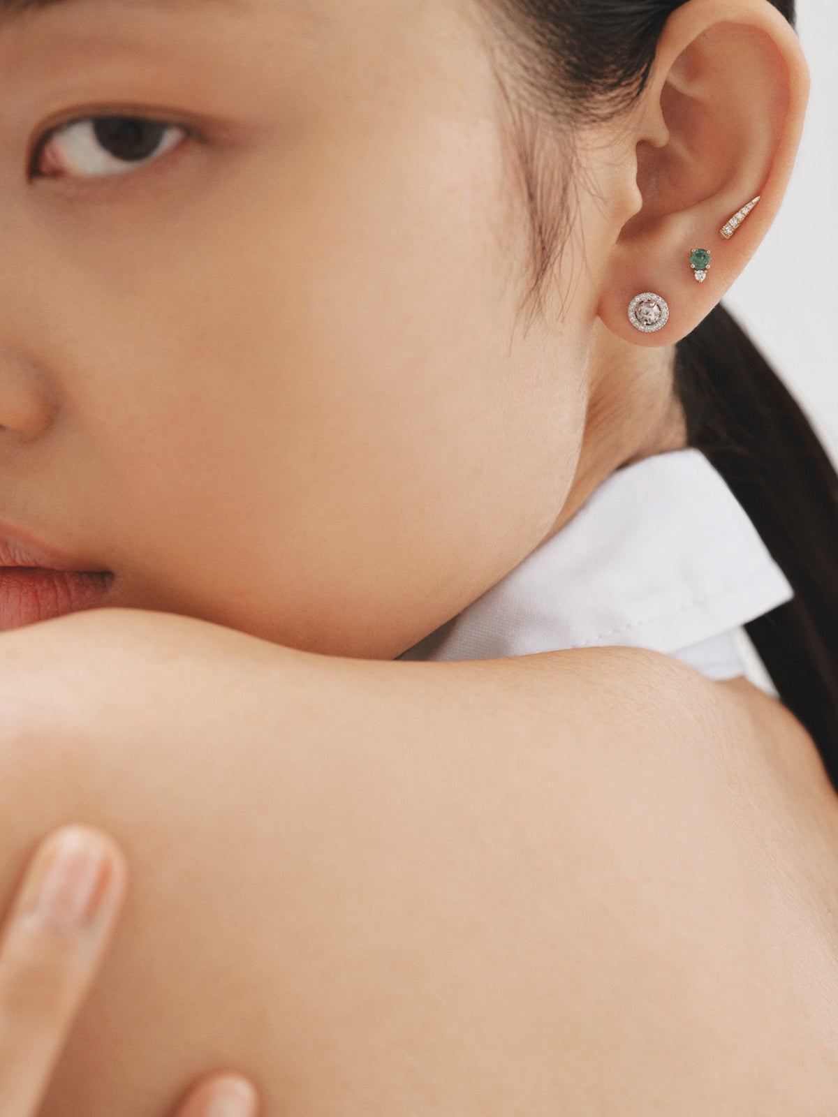 Individual 9K yellow gold earring with emerald and diamond.