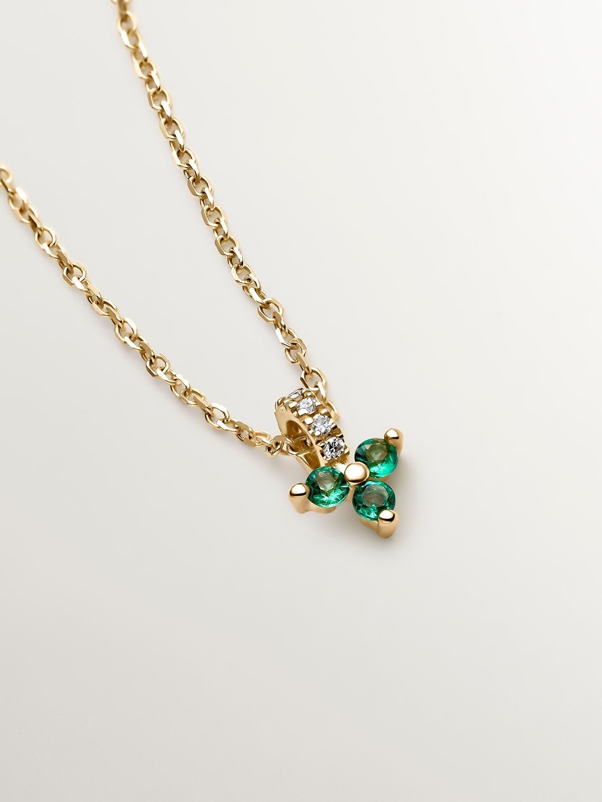 9K yellow gold pendant with emerald and diamond clover