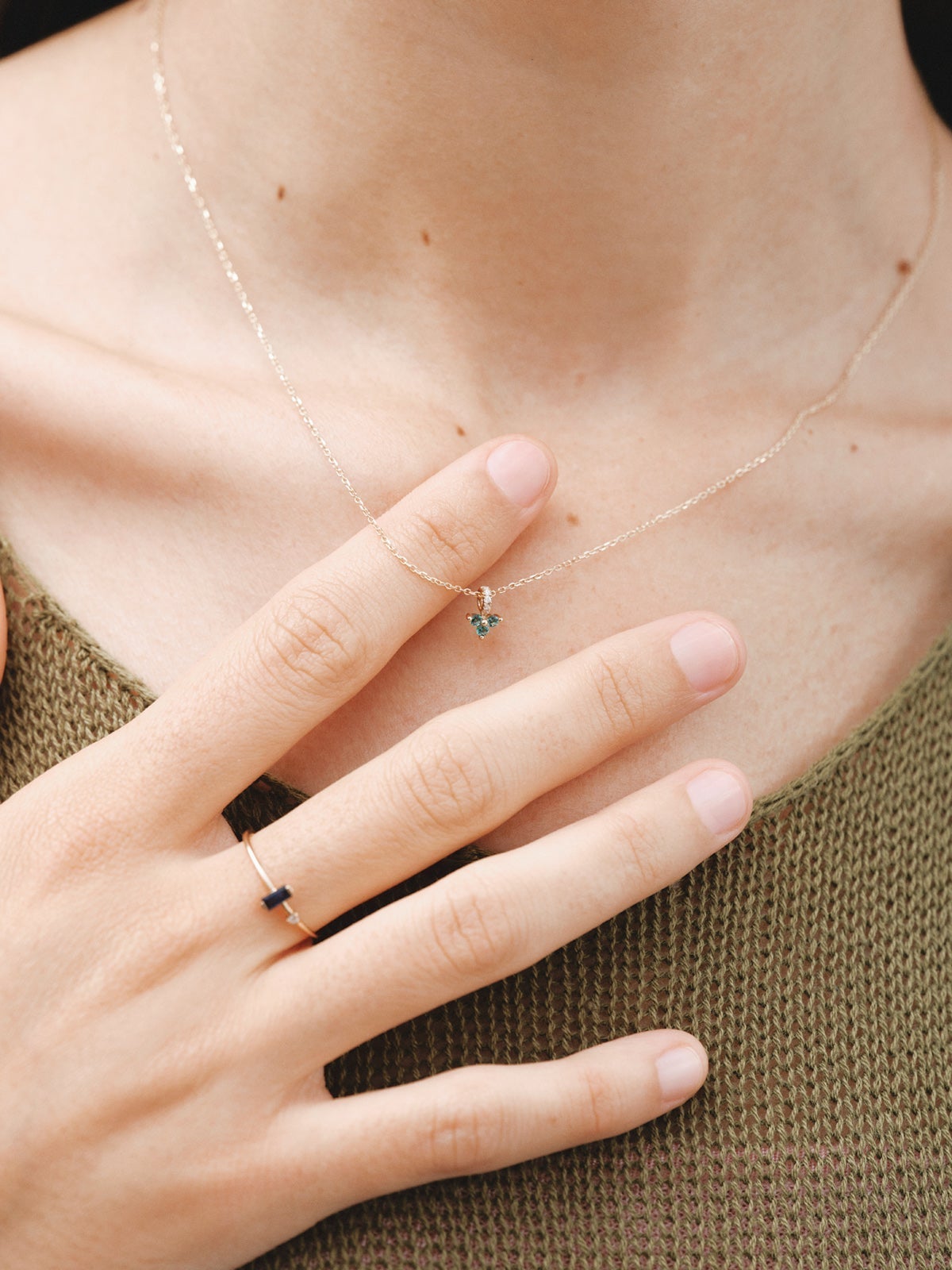 9K yellow gold pendant with emerald and diamond clover