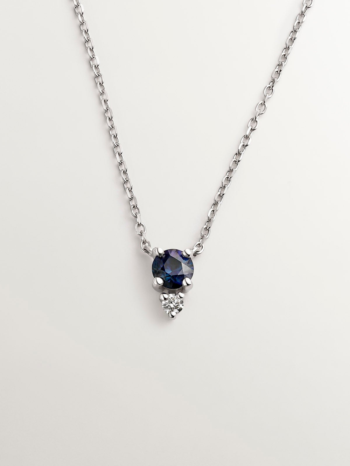 18K white gold pendant with sapphire and diamond.