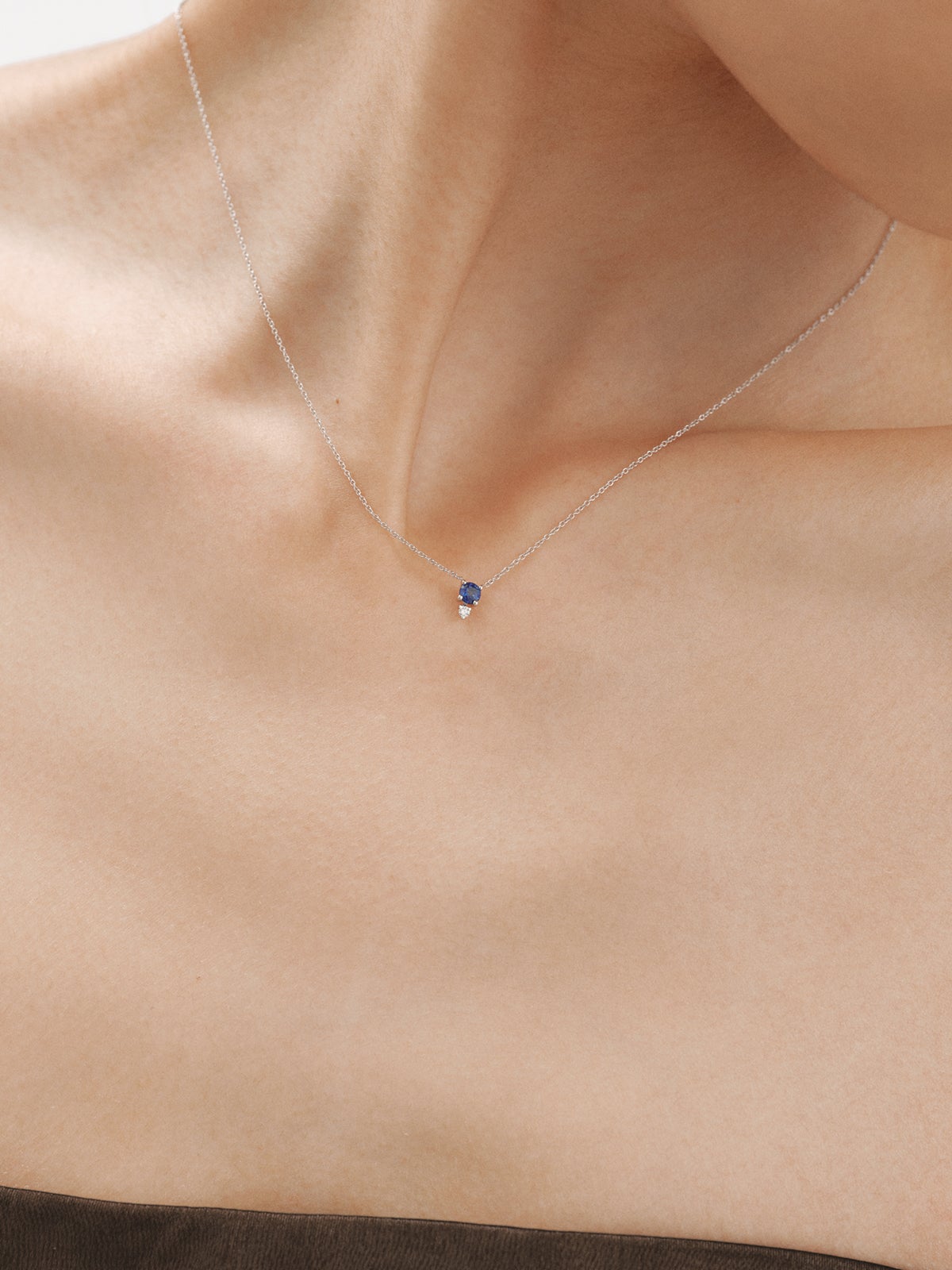 18K white gold pendant with sapphire and diamond.