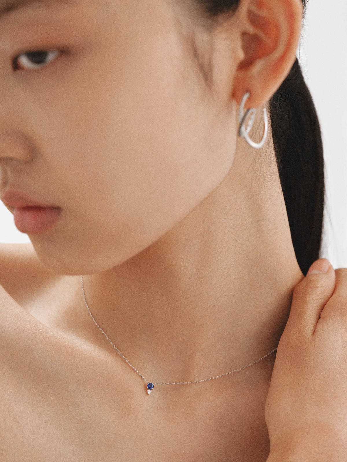 18K white gold pendant with sapphire and diamond.