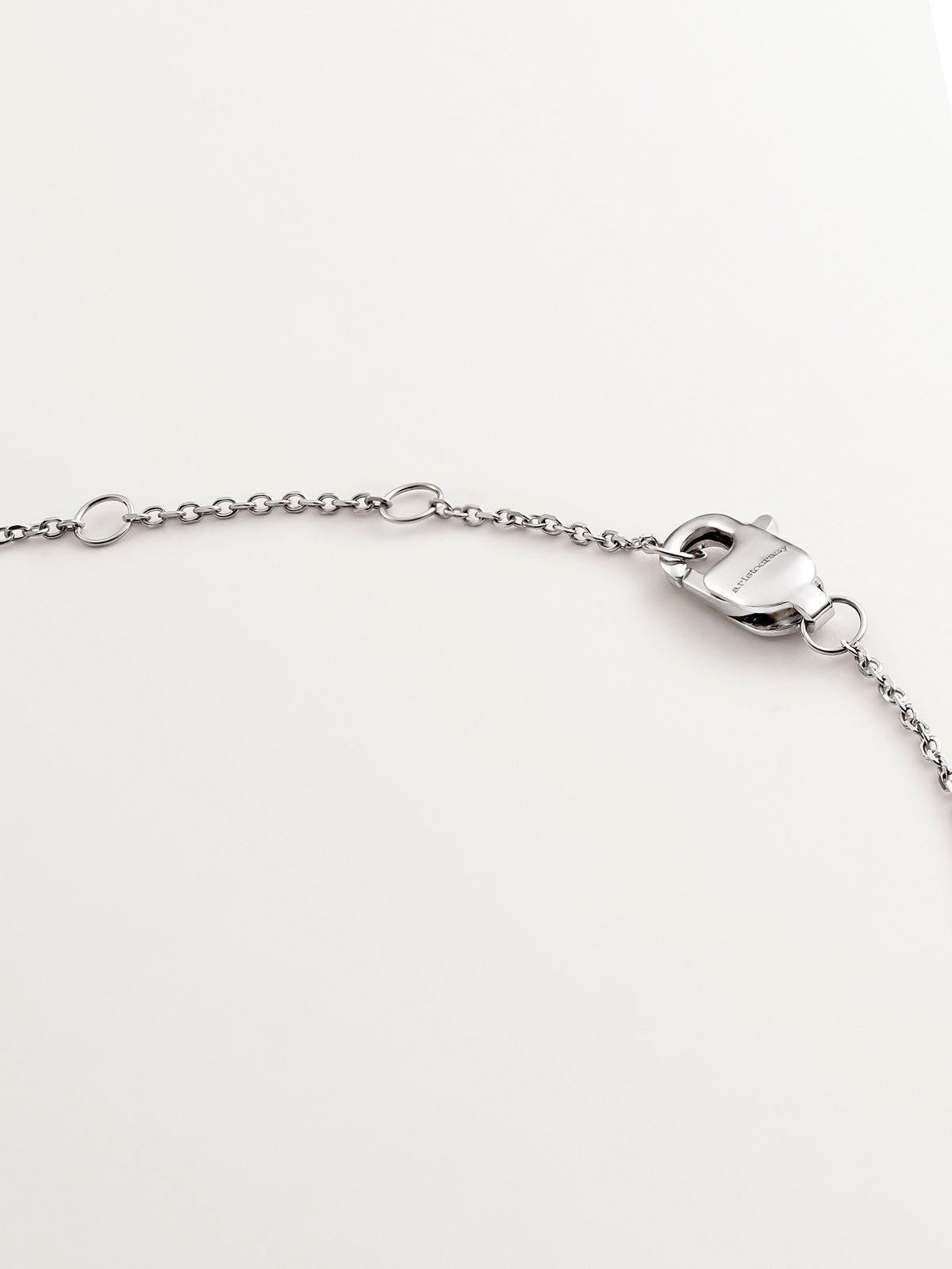 18K white gold pendant with sapphire and diamond.