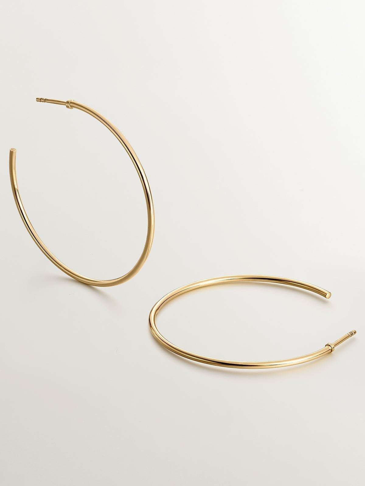 Large hoop earrings made of 925 silver coated in 18K yellow gold.