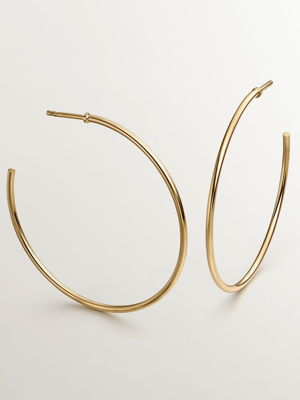 Large hoop earrings made of 925 silver coated in 18K yellow gold.