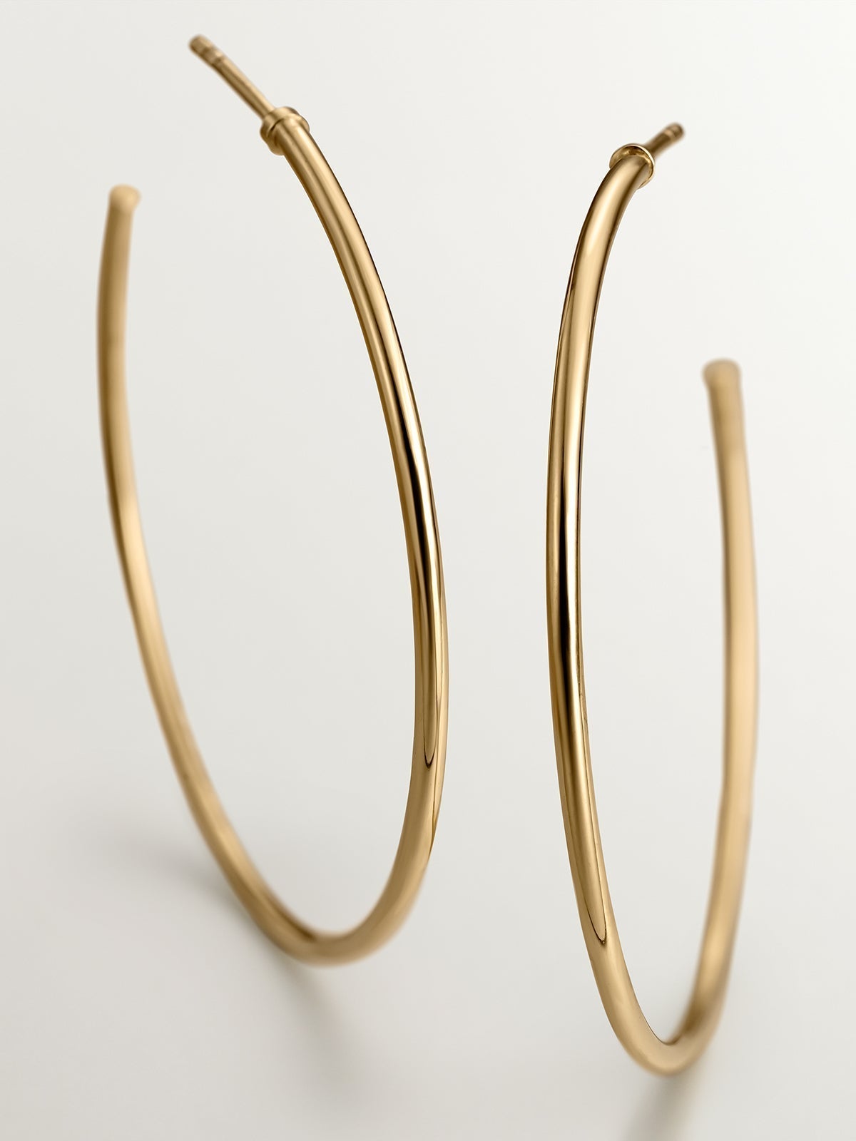 Large hoop earrings made of 925 silver coated in 18K yellow gold.
