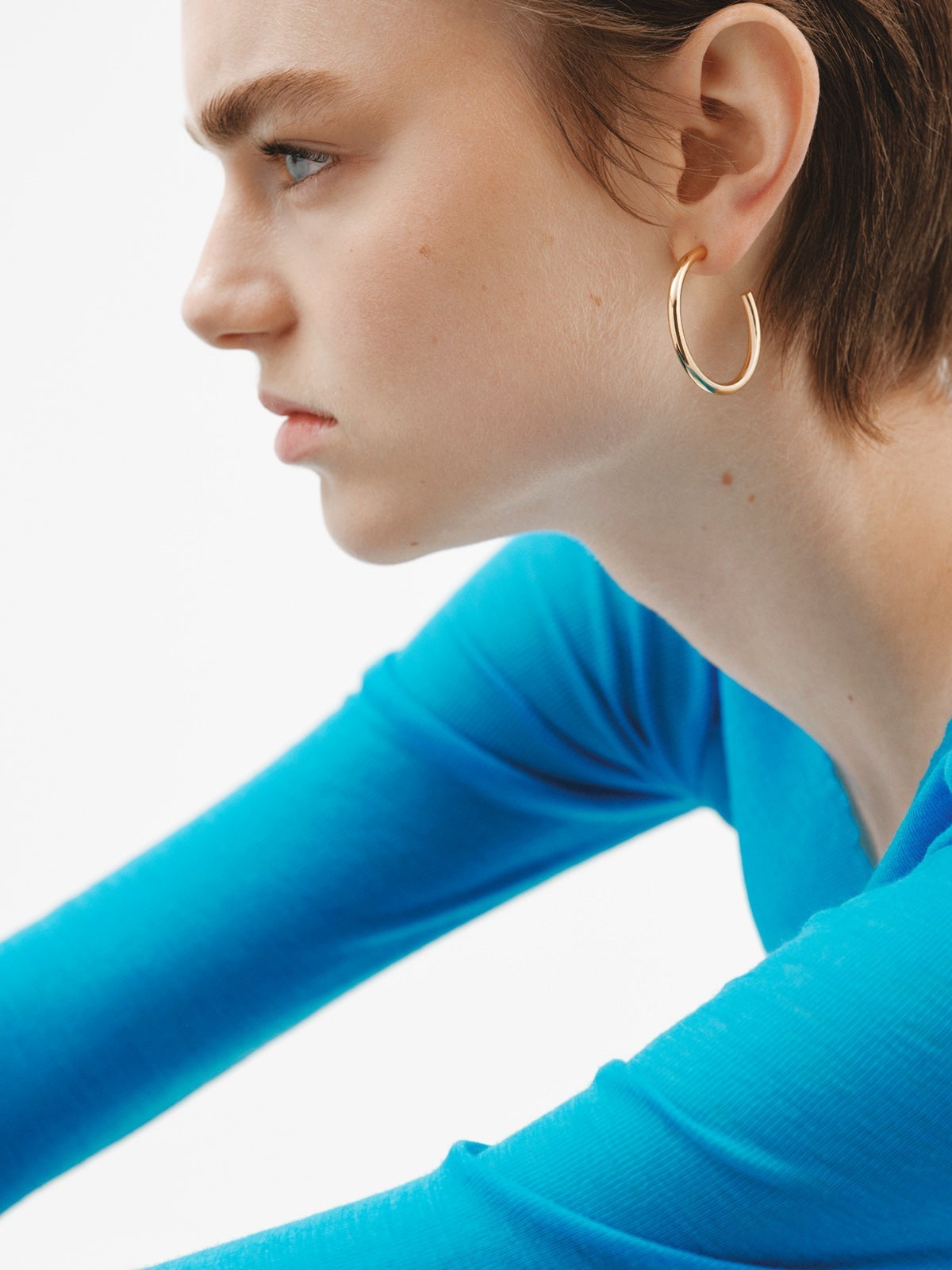 Large hoop earrings made of 925 silver, coated in 18K yellow gold.