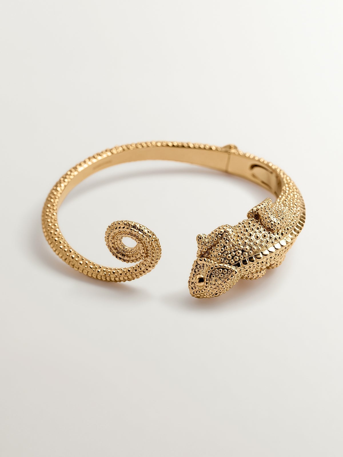 Rigid bracelet made of 925 silver, bathed in 18K yellow gold with a chameleon shape.