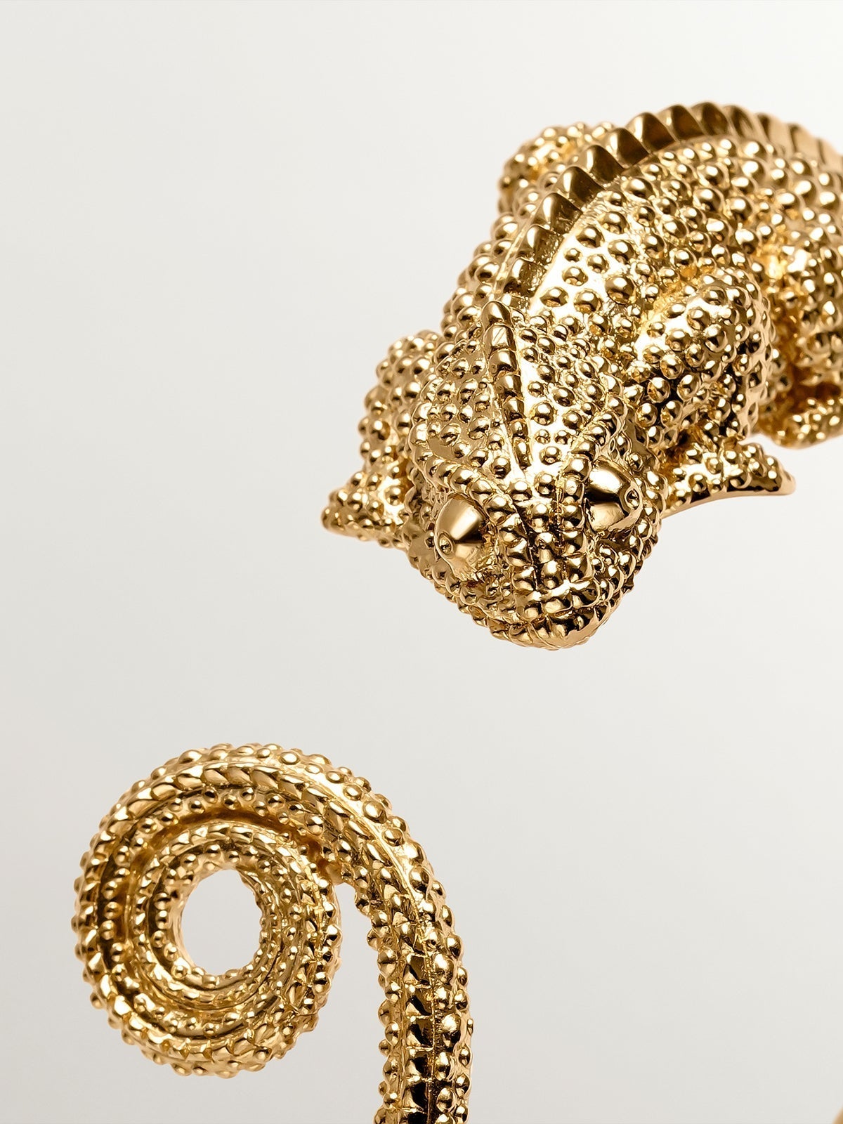 Rigid bracelet made of 925 silver, bathed in 18K yellow gold with a chameleon shape.