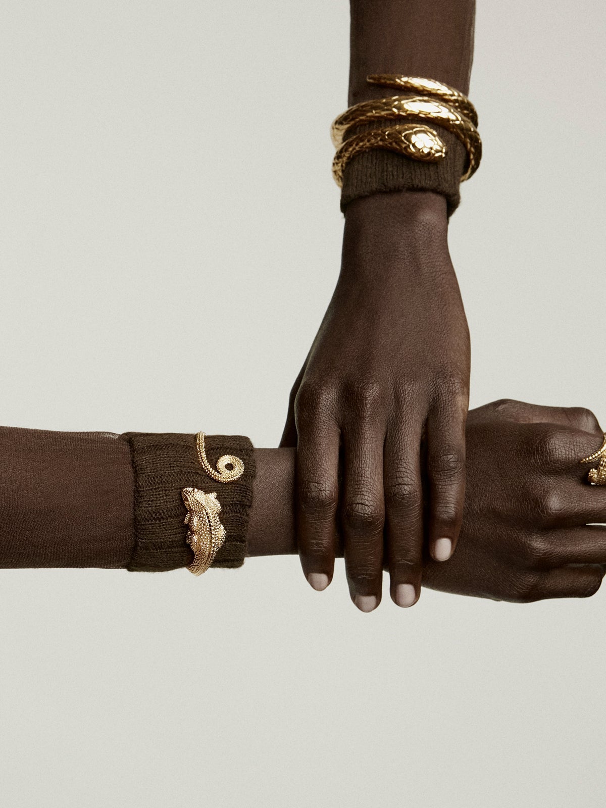 Rigid bracelet made of 925 silver, bathed in 18K yellow gold with a chameleon shape.