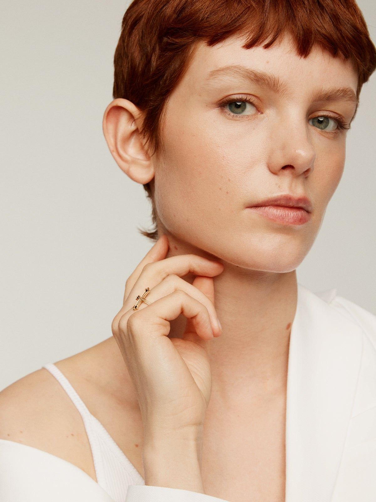 You and Me ring made of 925 silver, bathed in 18K yellow gold, cross-shaped with black spinels.