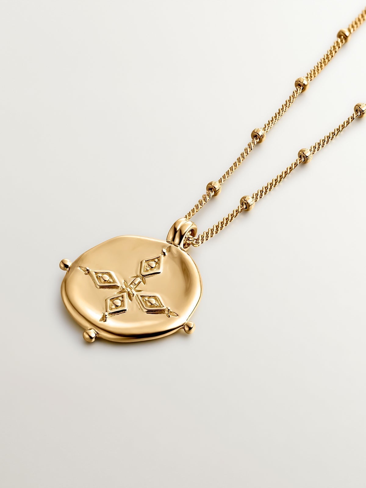 925 Silver pendant bathed in 18K yellow gold with an antique style medallion