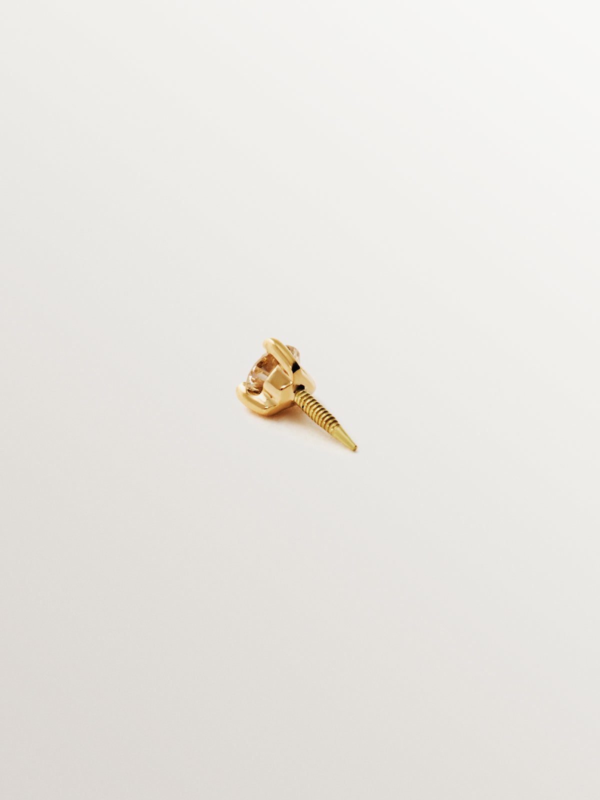 18K yellow gold solitaire piercing with diamond 0.04 cts