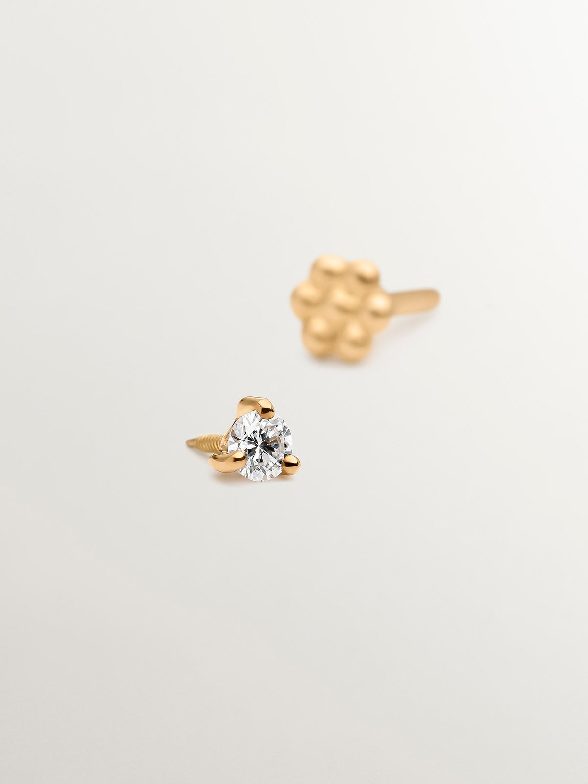 18K yellow gold solitaire piercing with diamond 0.04 cts