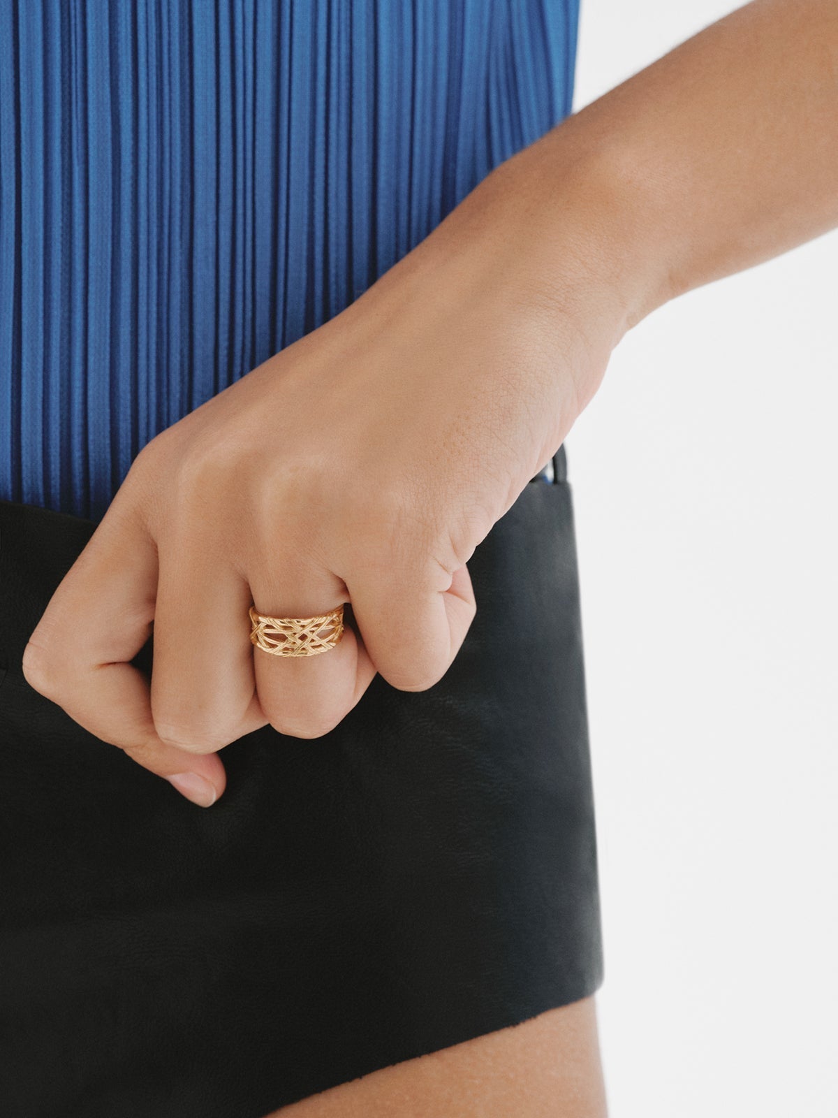 Anillo de plata 925 bañada en oro amarillo de 18K con textura mimbre