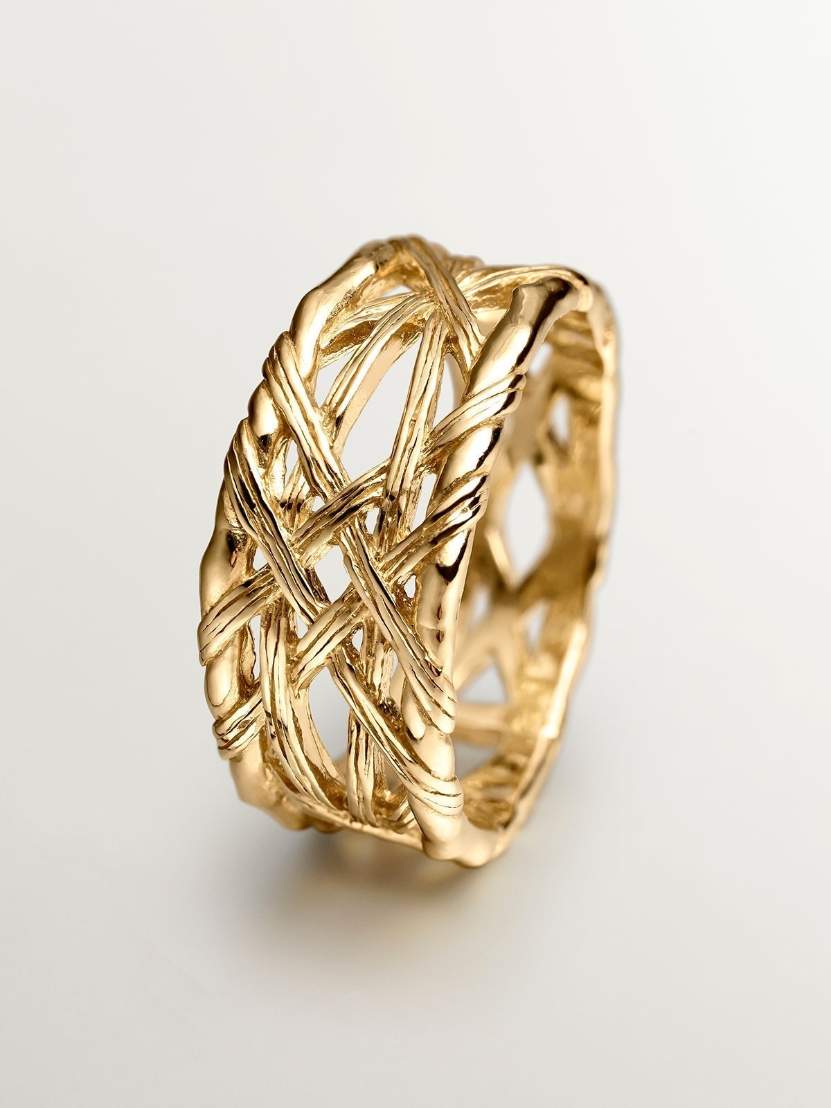 Anillo de plata 925 bañada en oro amarillo de 18K con textura mimbre