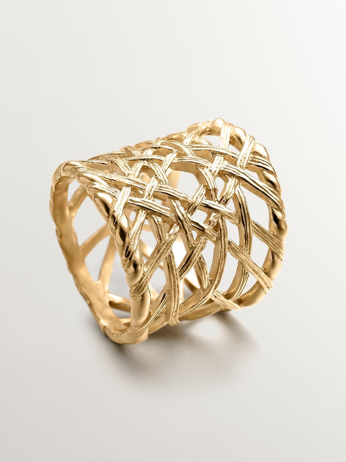 Wide 925 silver ring bathed in 18K yellow gold with wicker texture