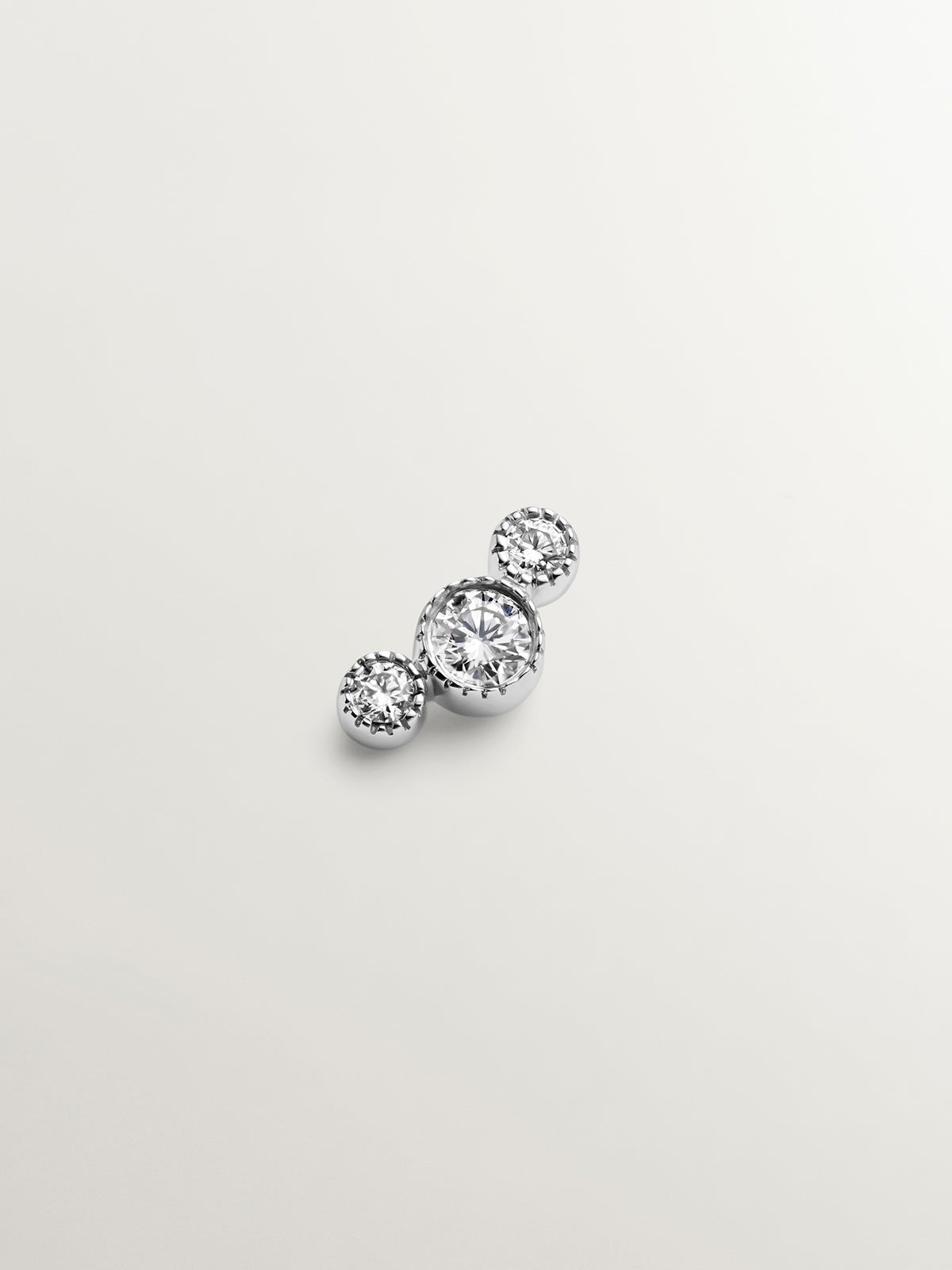 Pendiente individual de oro blanco de 18K con diamantes 0,0187 cts