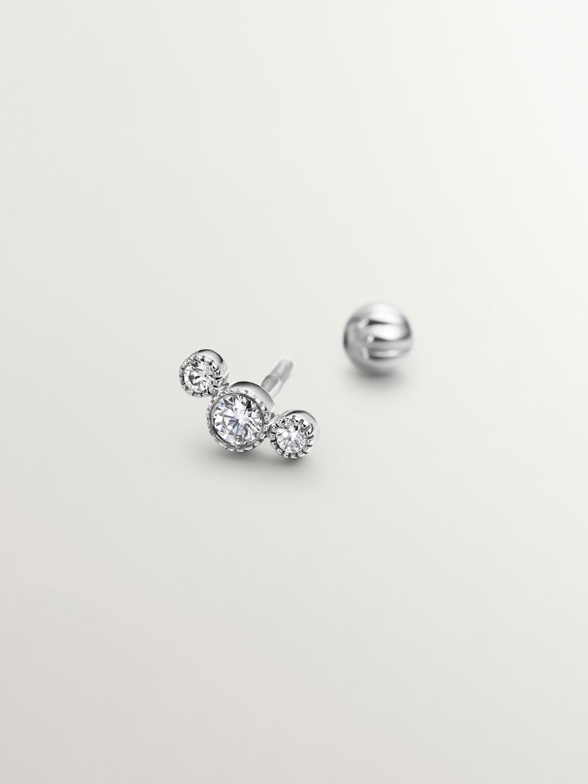 Pendiente individual de oro blanco de 18K con diamantes 0,0187 cts