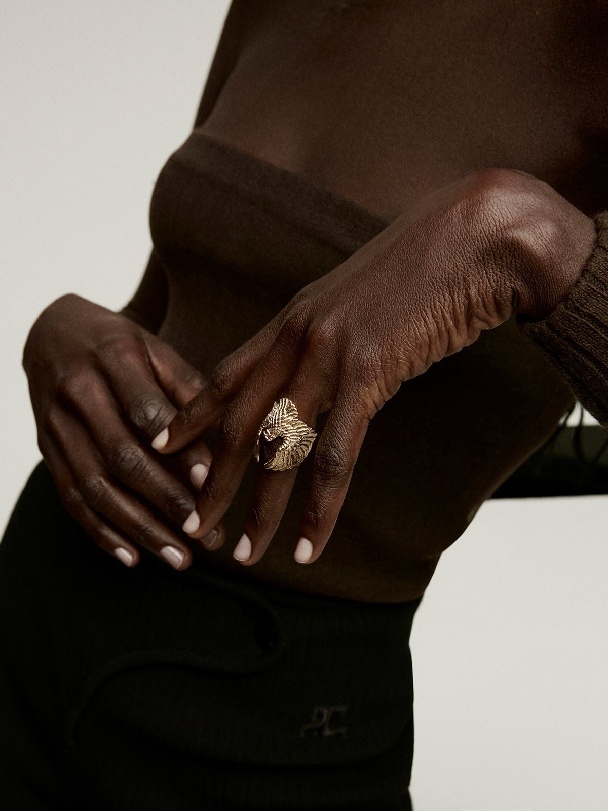 Wide 925 silver ring coated in 18K yellow gold with an eagle shape.