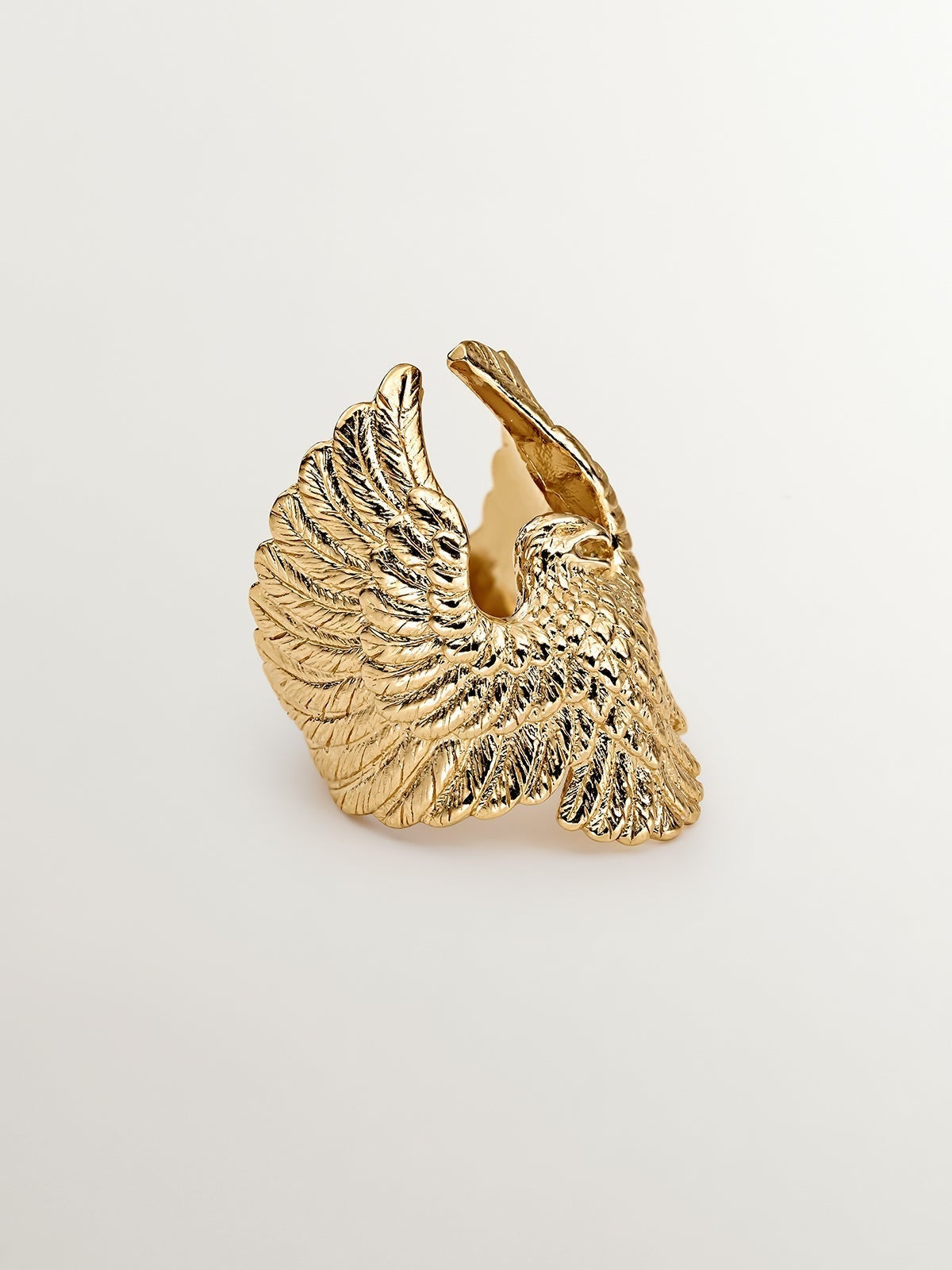 Wide 925 silver ring coated in 18K yellow gold with an eagle shape.