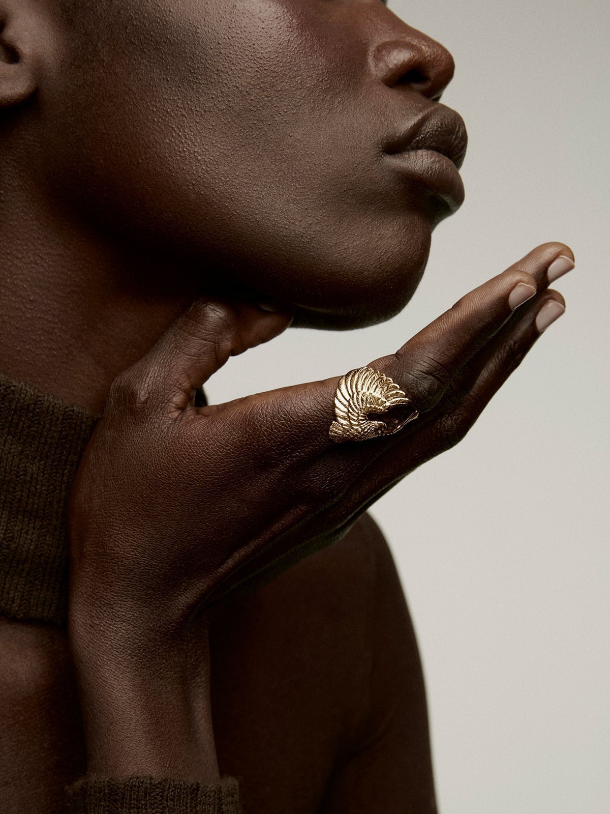 Wide 925 silver ring coated in 18K yellow gold with an eagle shape.