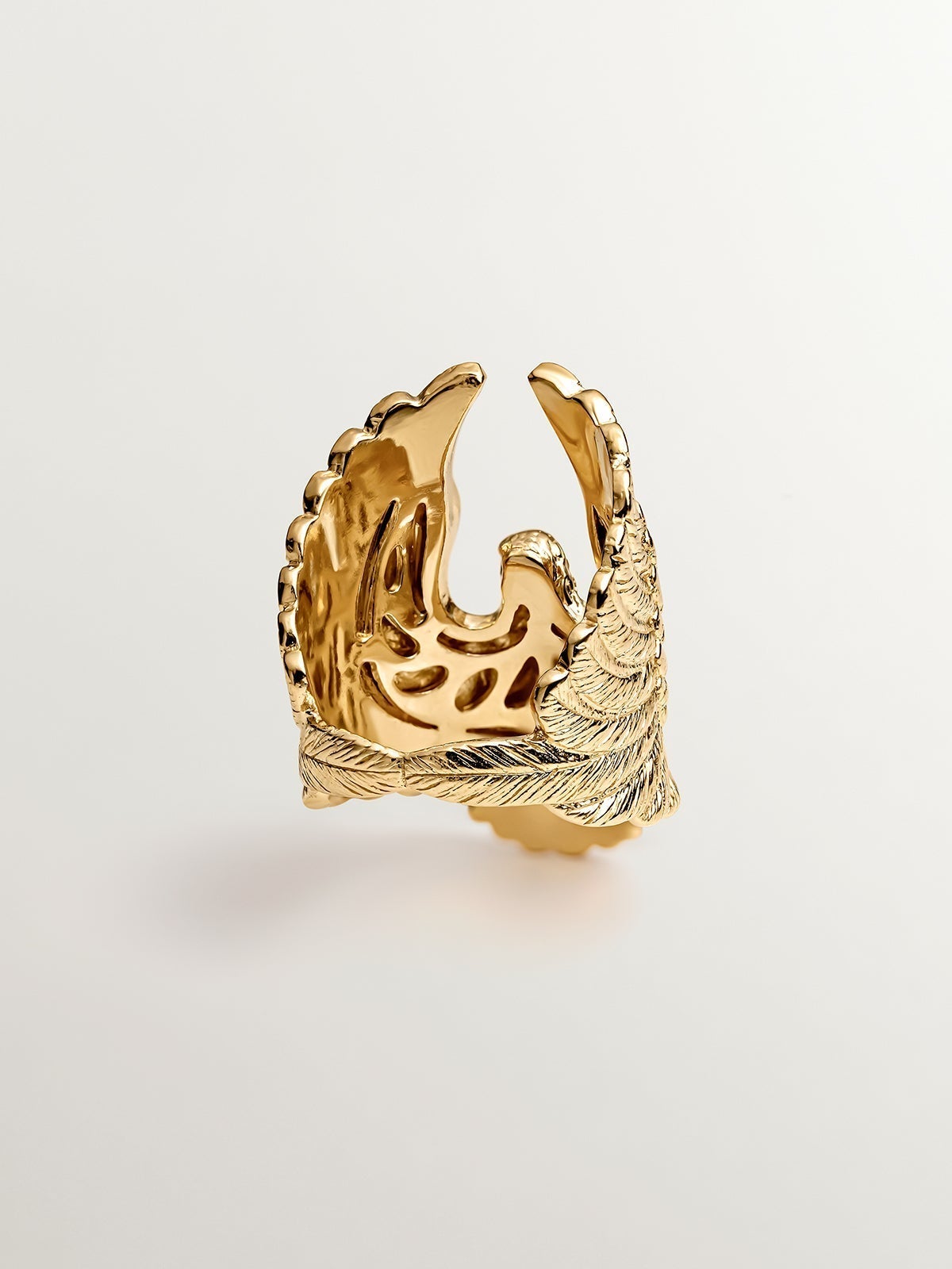 Wide 925 silver ring coated in 18K yellow gold with an eagle shape.