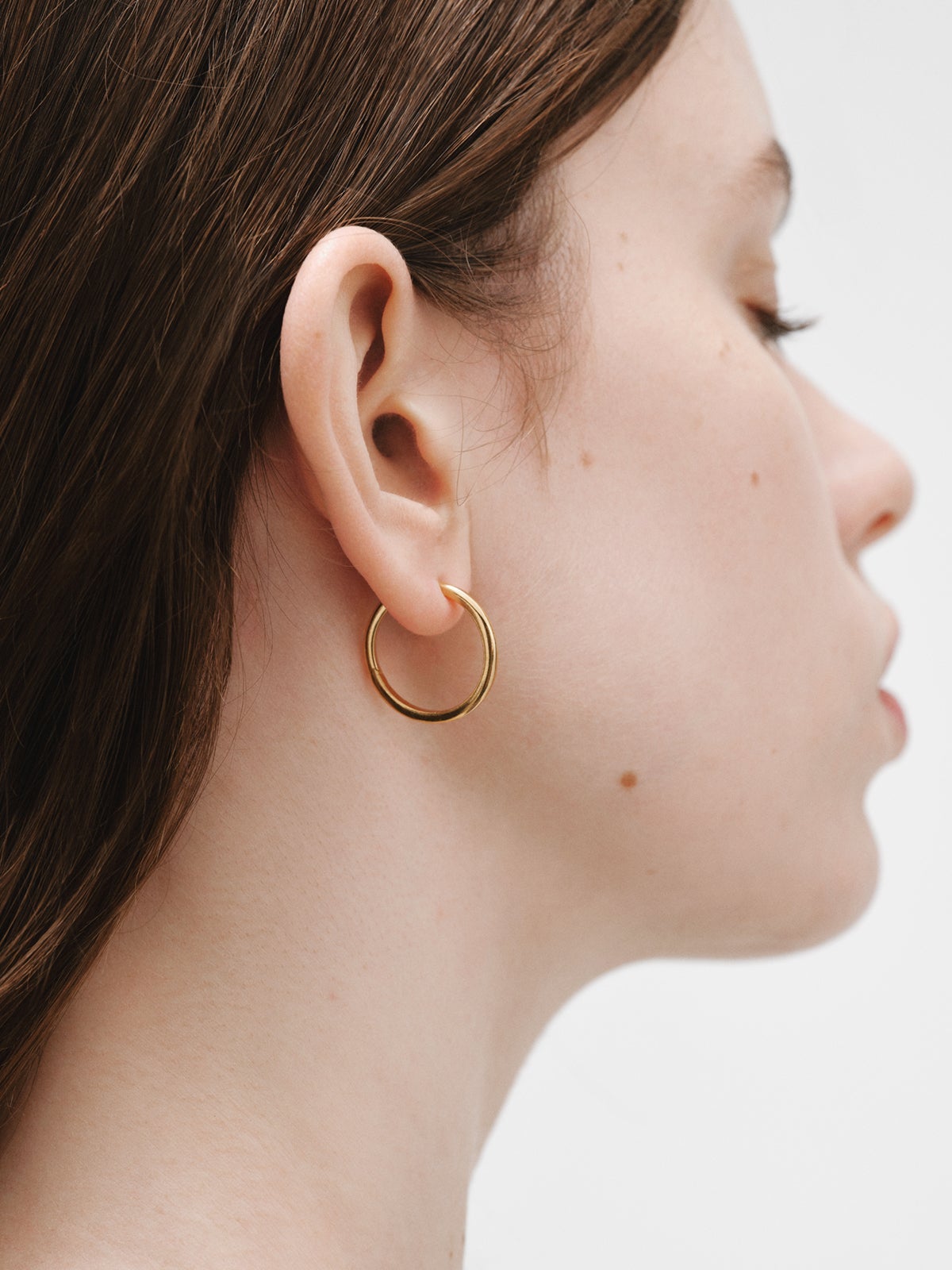 Medium-sized hoop earrings made of 925 silver, coated in 18K yellow gold.
