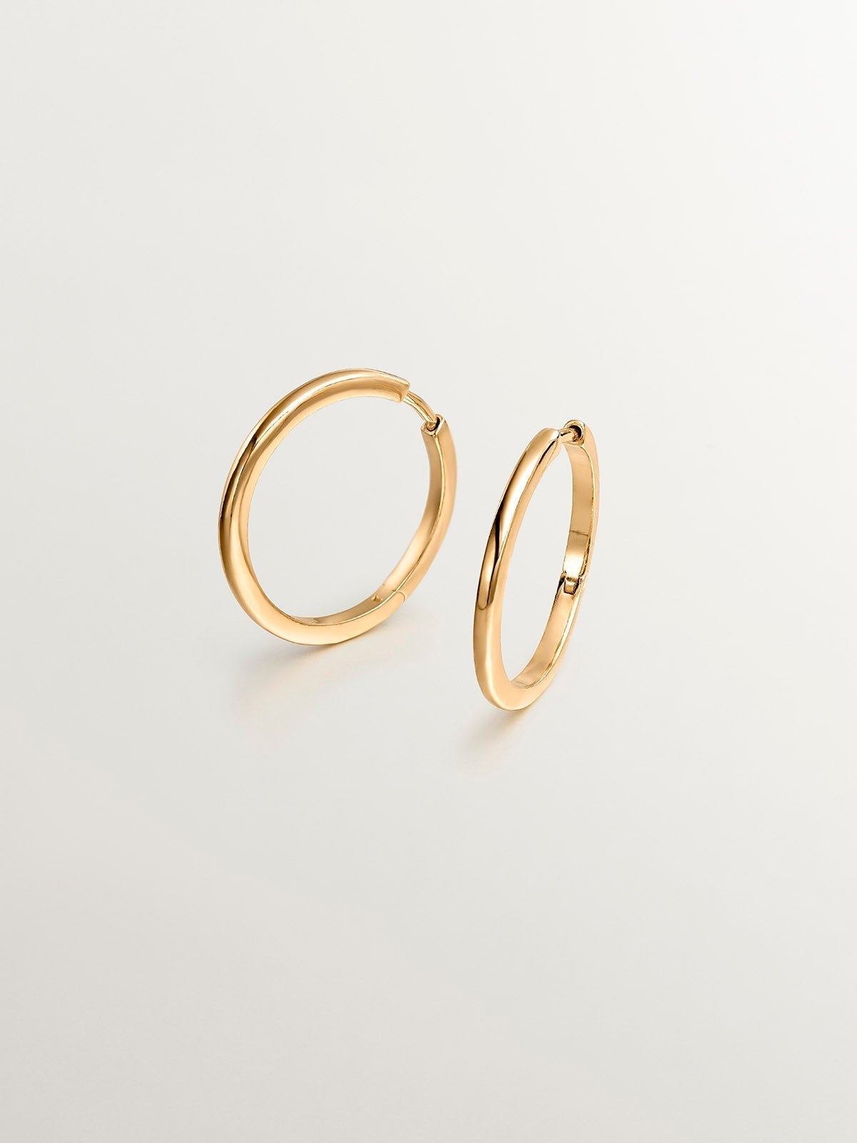 Medium-sized hoop earrings made of 925 silver, coated in 18K yellow gold.