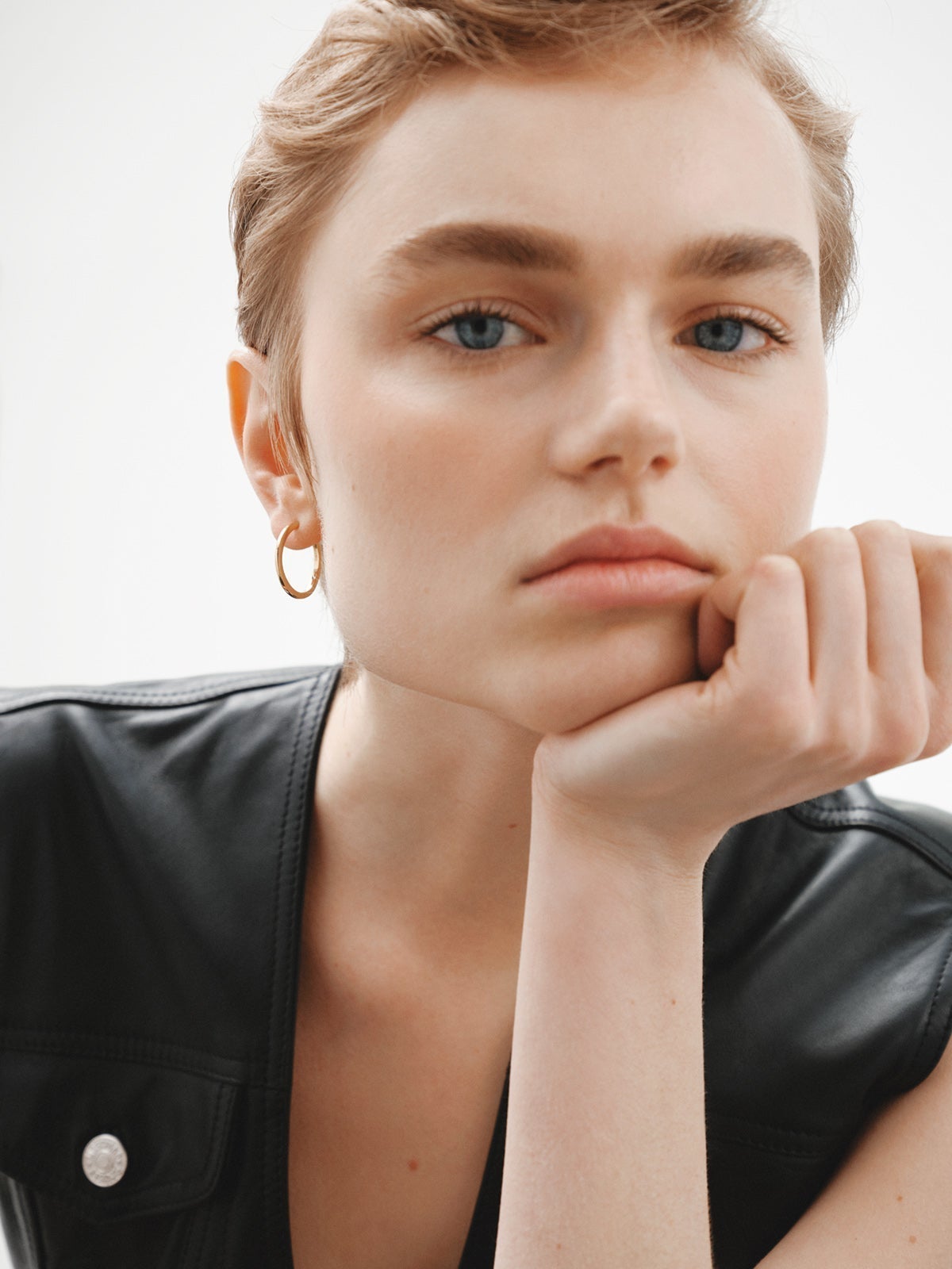 Medium-sized hoop earrings made of 925 silver, coated in 18K yellow gold.